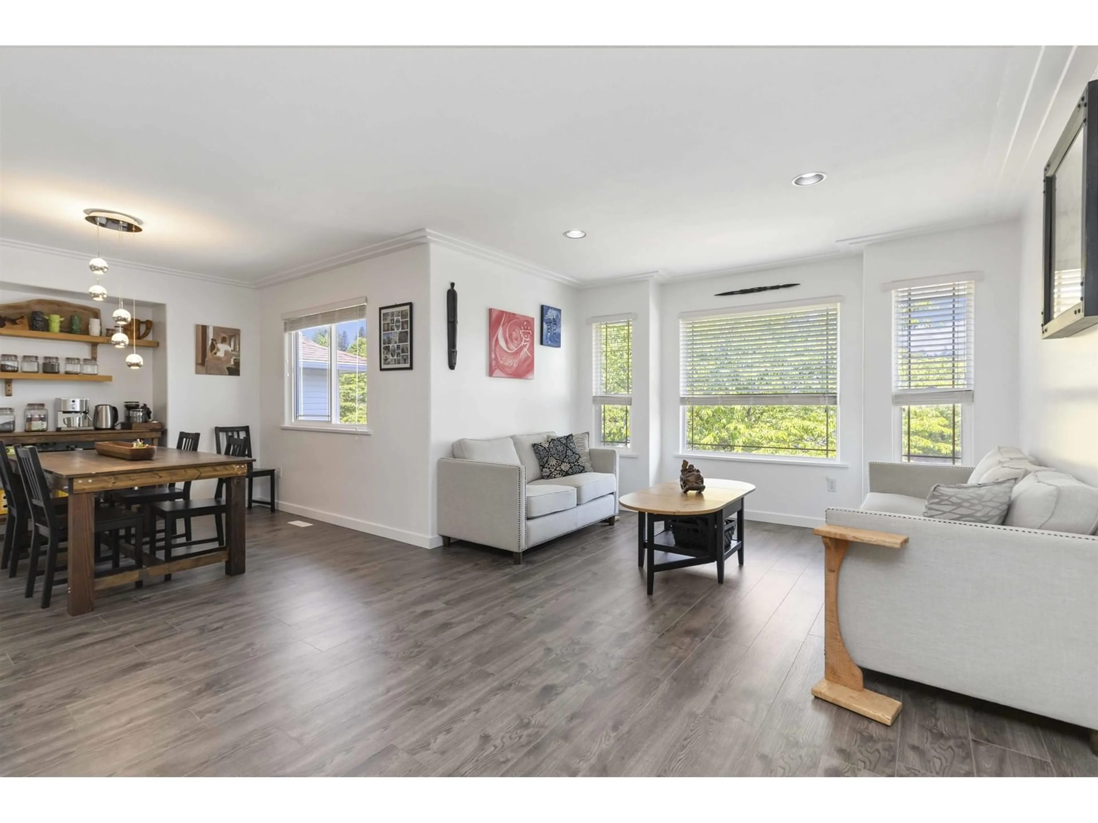 Living room with furniture, wood/laminate floor for 8181 KUNIMOTO, Mission British Columbia V2V7A4