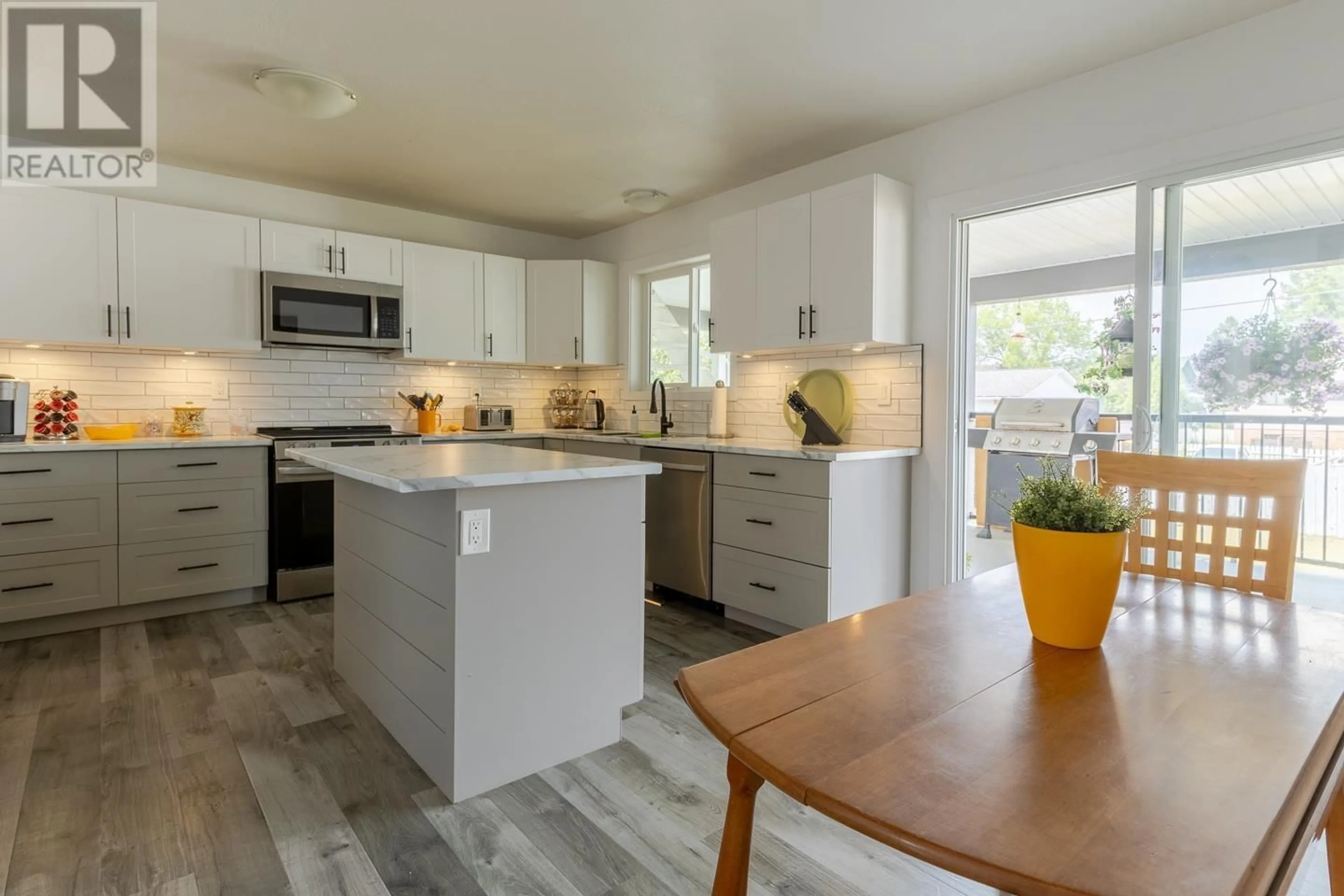 Open concept kitchen, unknown for 1250 9TH AVENUE, Valemount British Columbia V0E2Z0