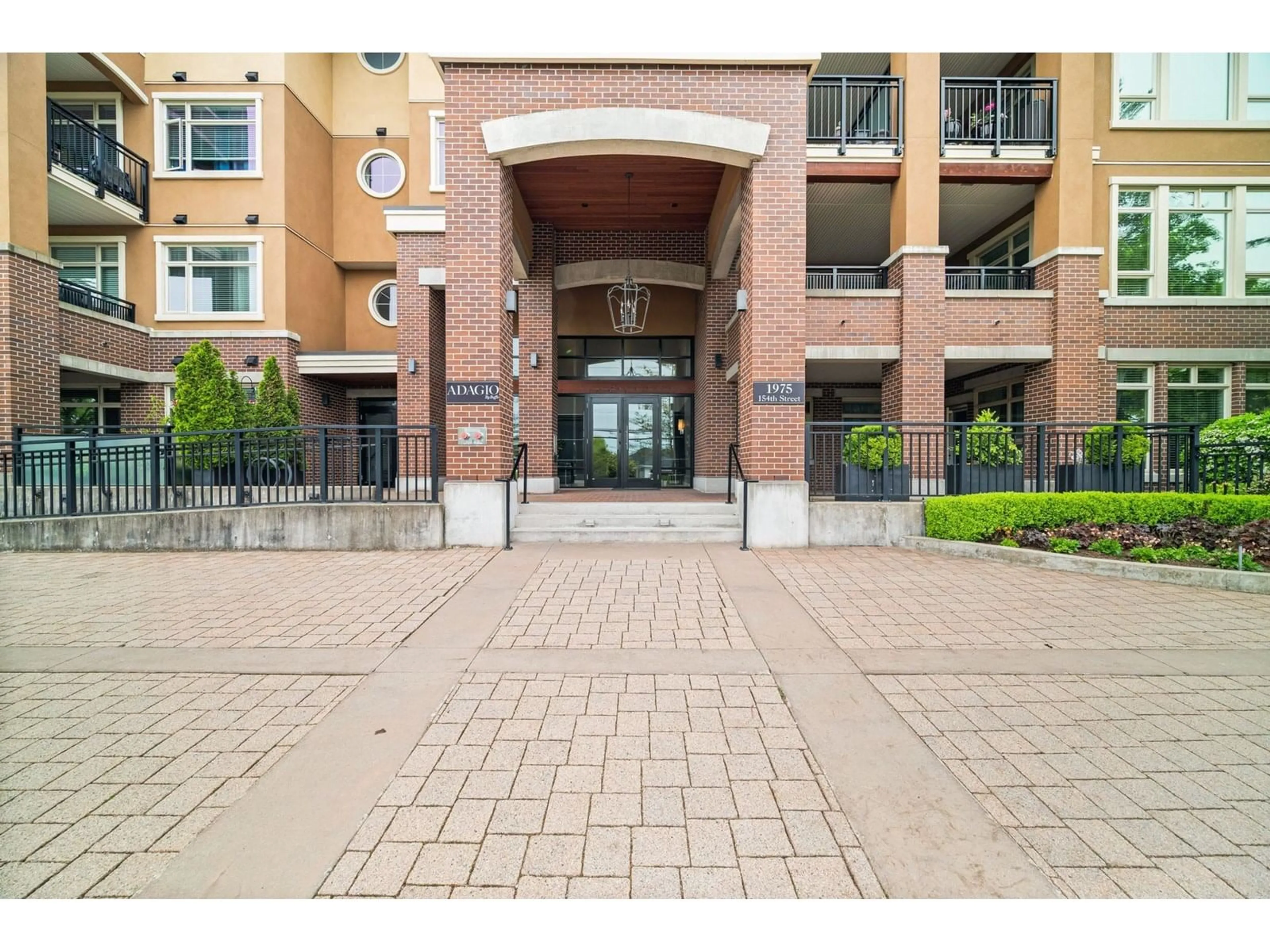 Indoor foyer for 203 - 1975 154, Surrey British Columbia V4A4S2