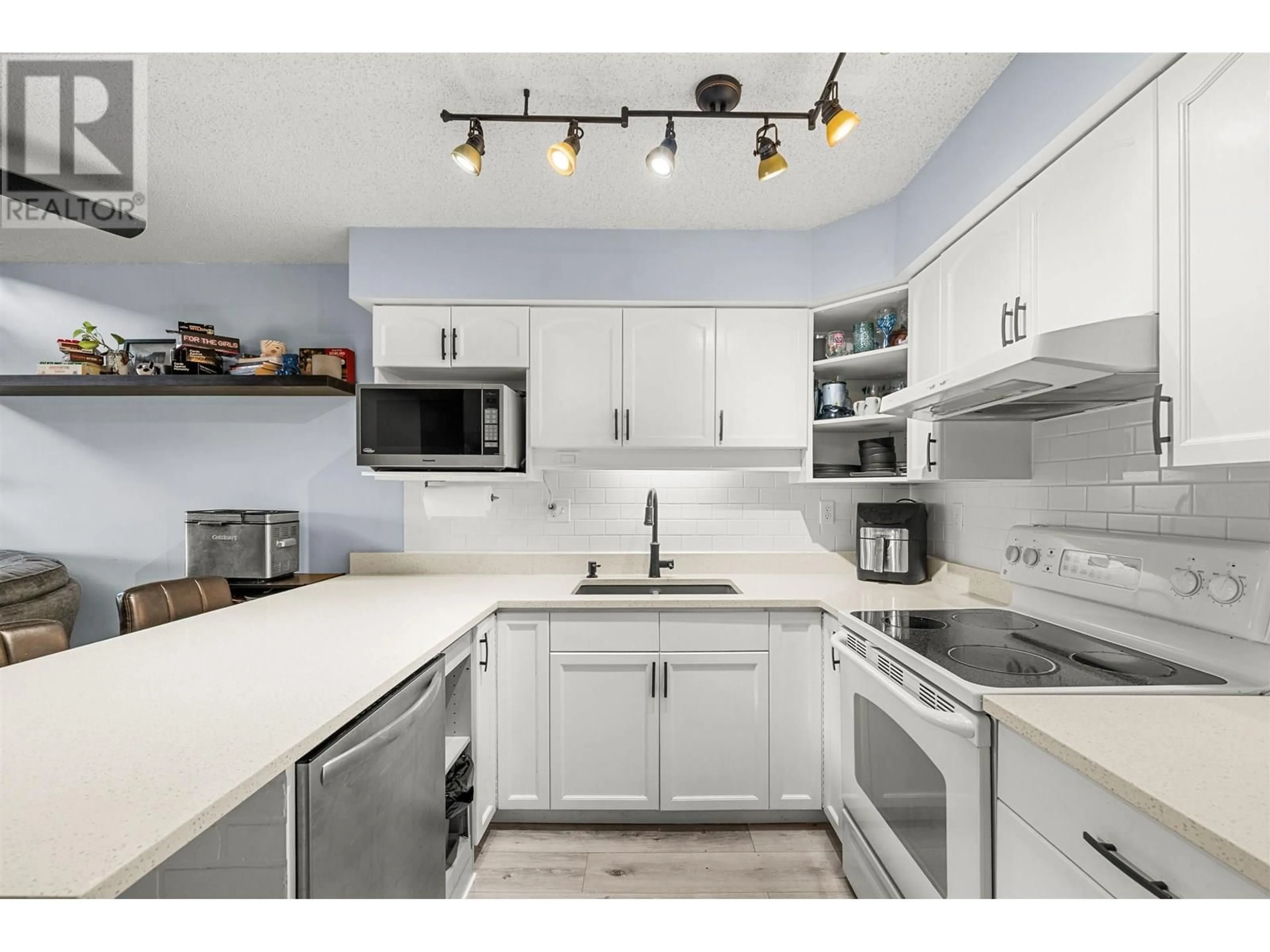Open concept kitchen, ceramic/tile floor for 212 - 74 MINER STREET, New Westminster British Columbia V3L5N6