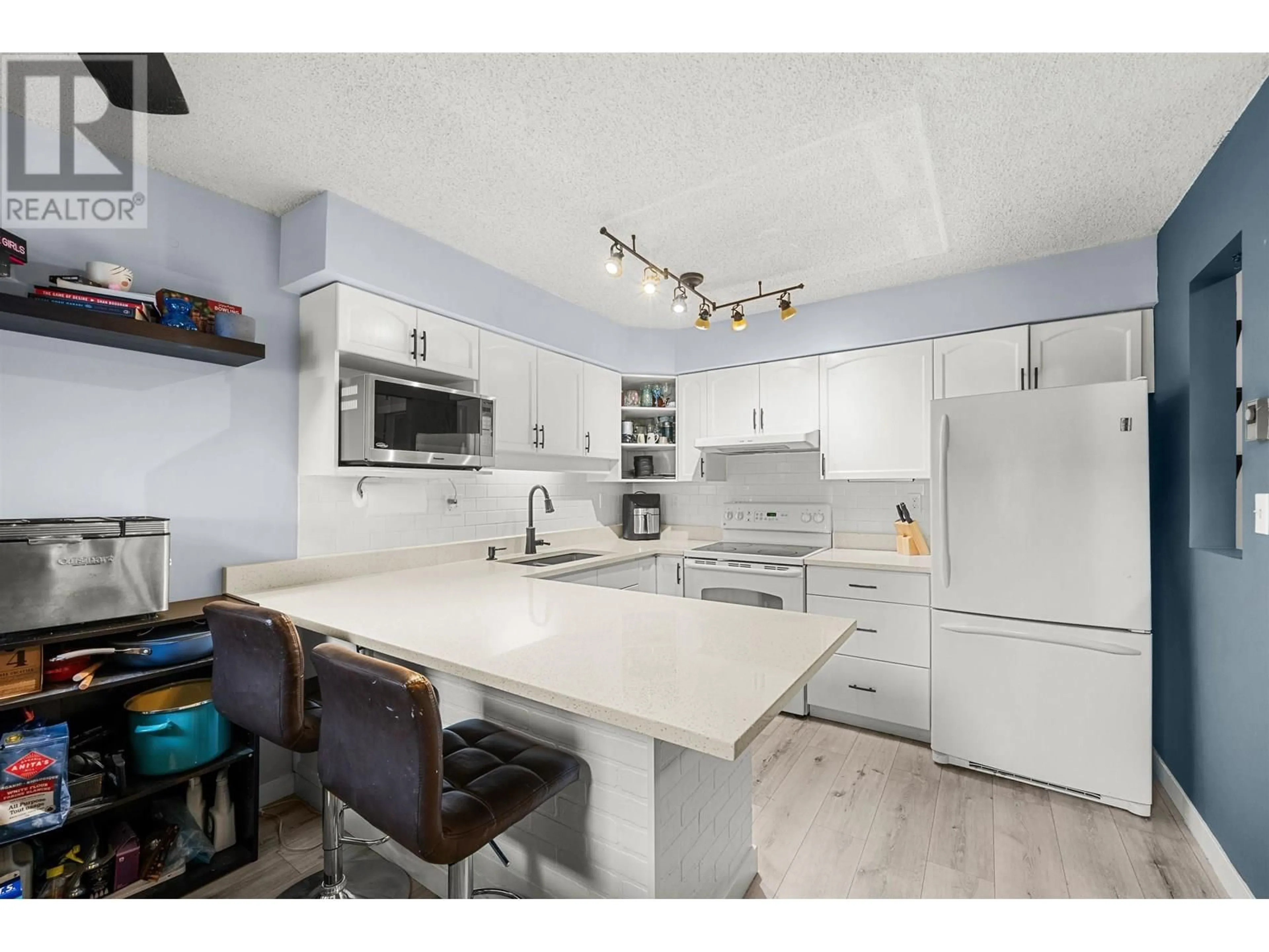 Open concept kitchen, ceramic/tile floor for 212 - 74 MINER STREET, New Westminster British Columbia V3L5N6