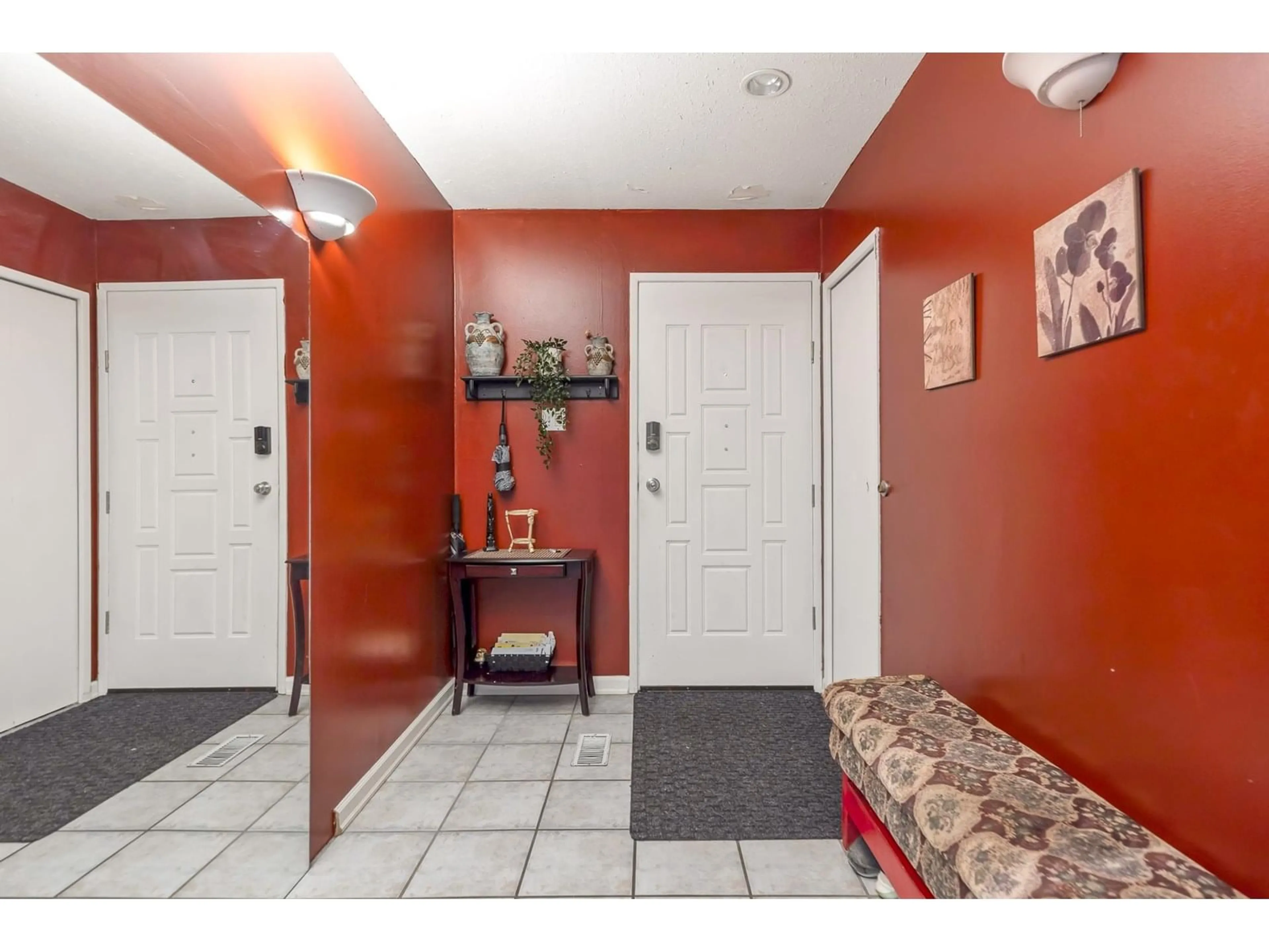 Indoor entryway for 9286 148, Surrey British Columbia V3R3W8