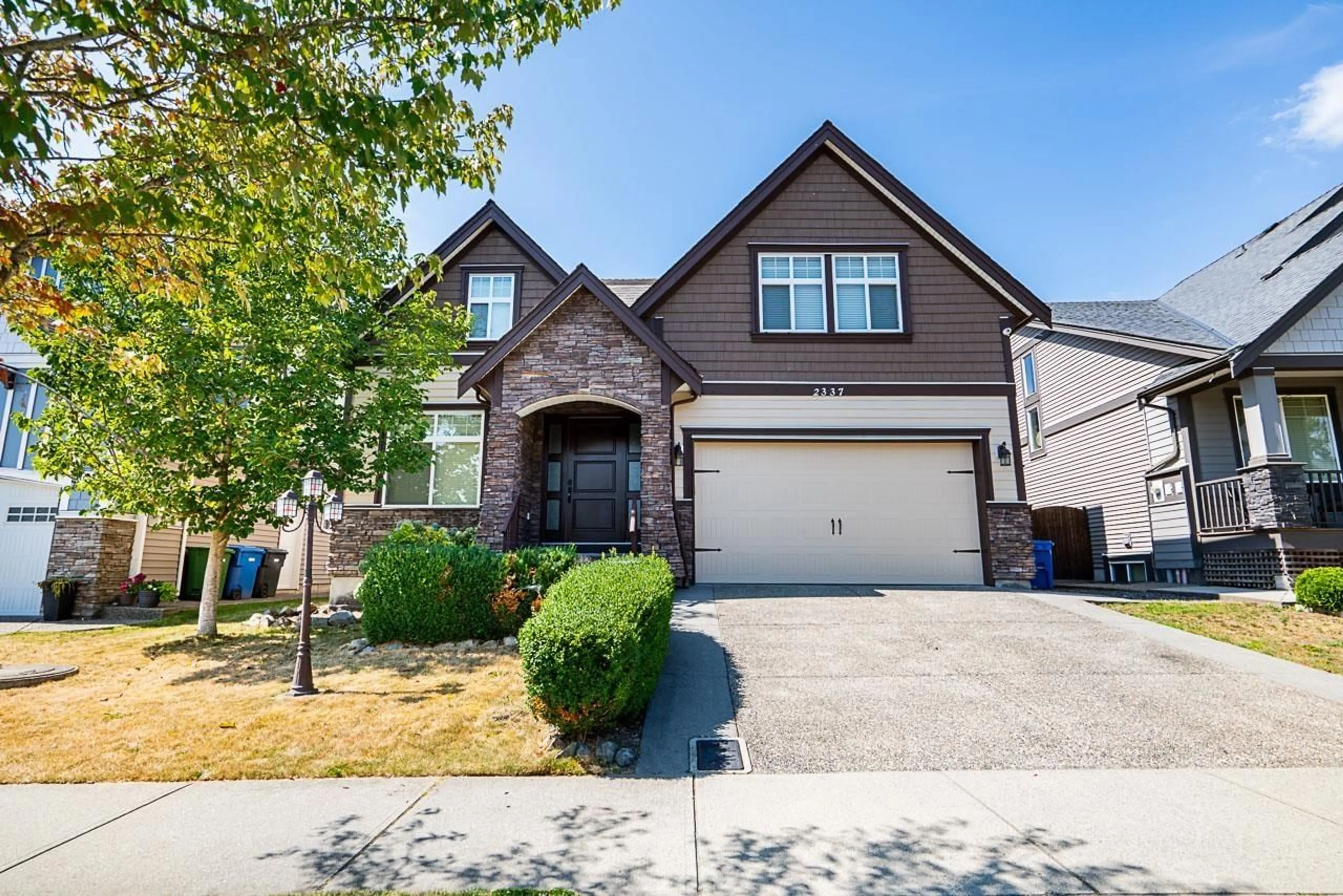 Home with vinyl exterior material, street for 2337 MERLOT, Abbotsford British Columbia V4X0A6
