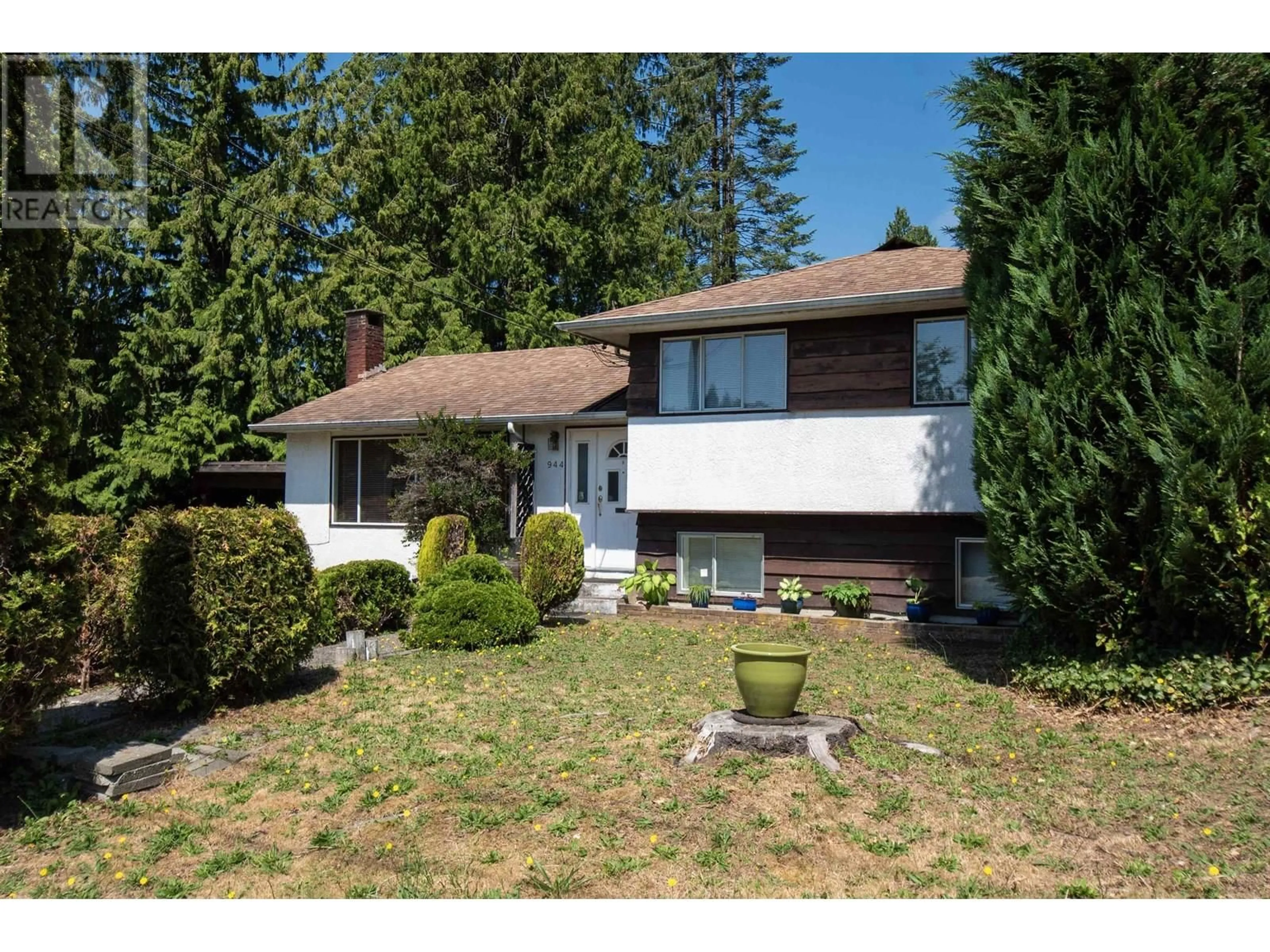 Home with vinyl exterior material, street for 944 HANDSWORTH ROAD, North Vancouver British Columbia V7R2A3