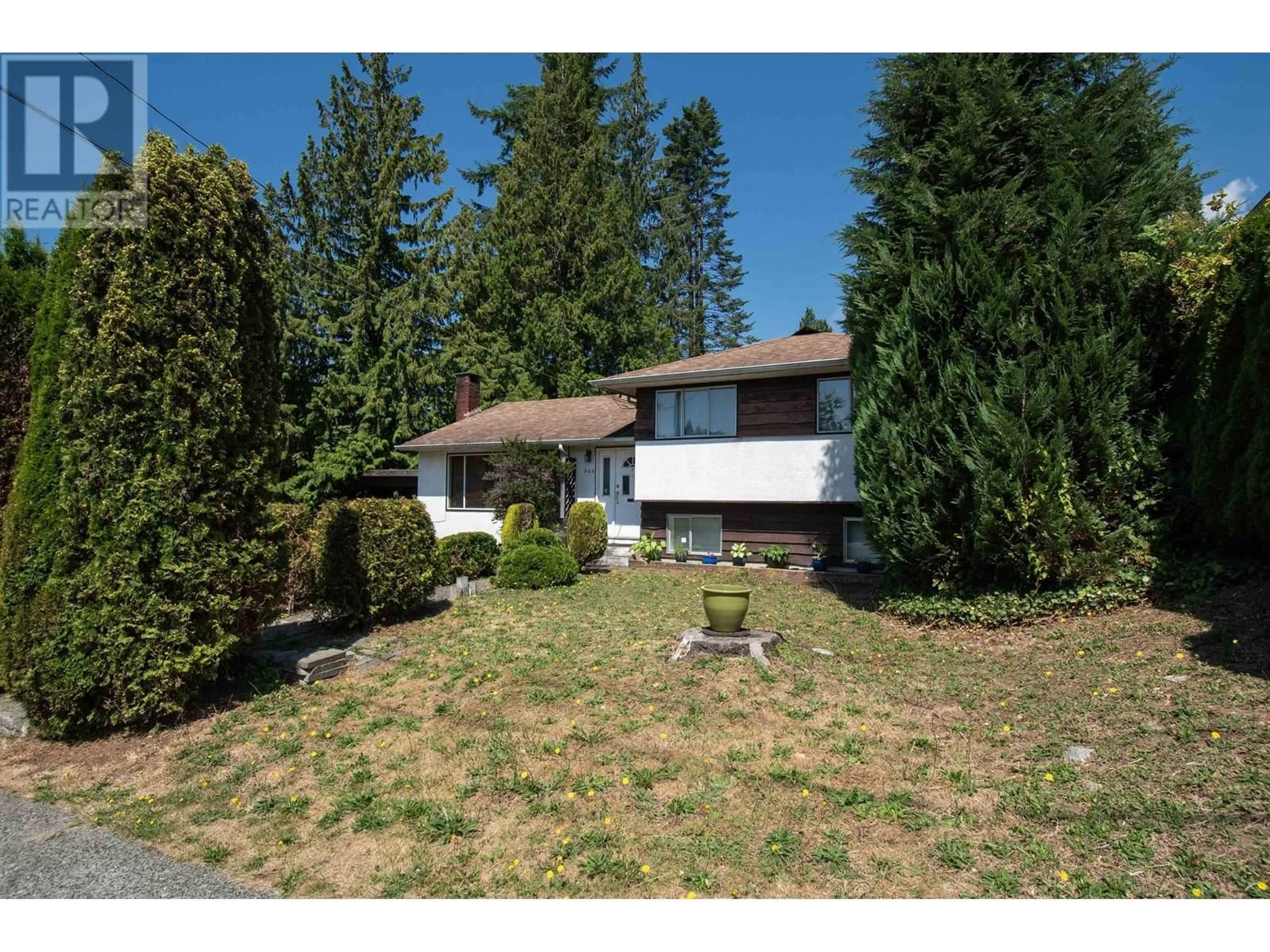 A pic from outside/outdoor area/front of a property/back of a property/a pic from drone, unknown for 944 HANDSWORTH ROAD, North Vancouver British Columbia V7R2A3