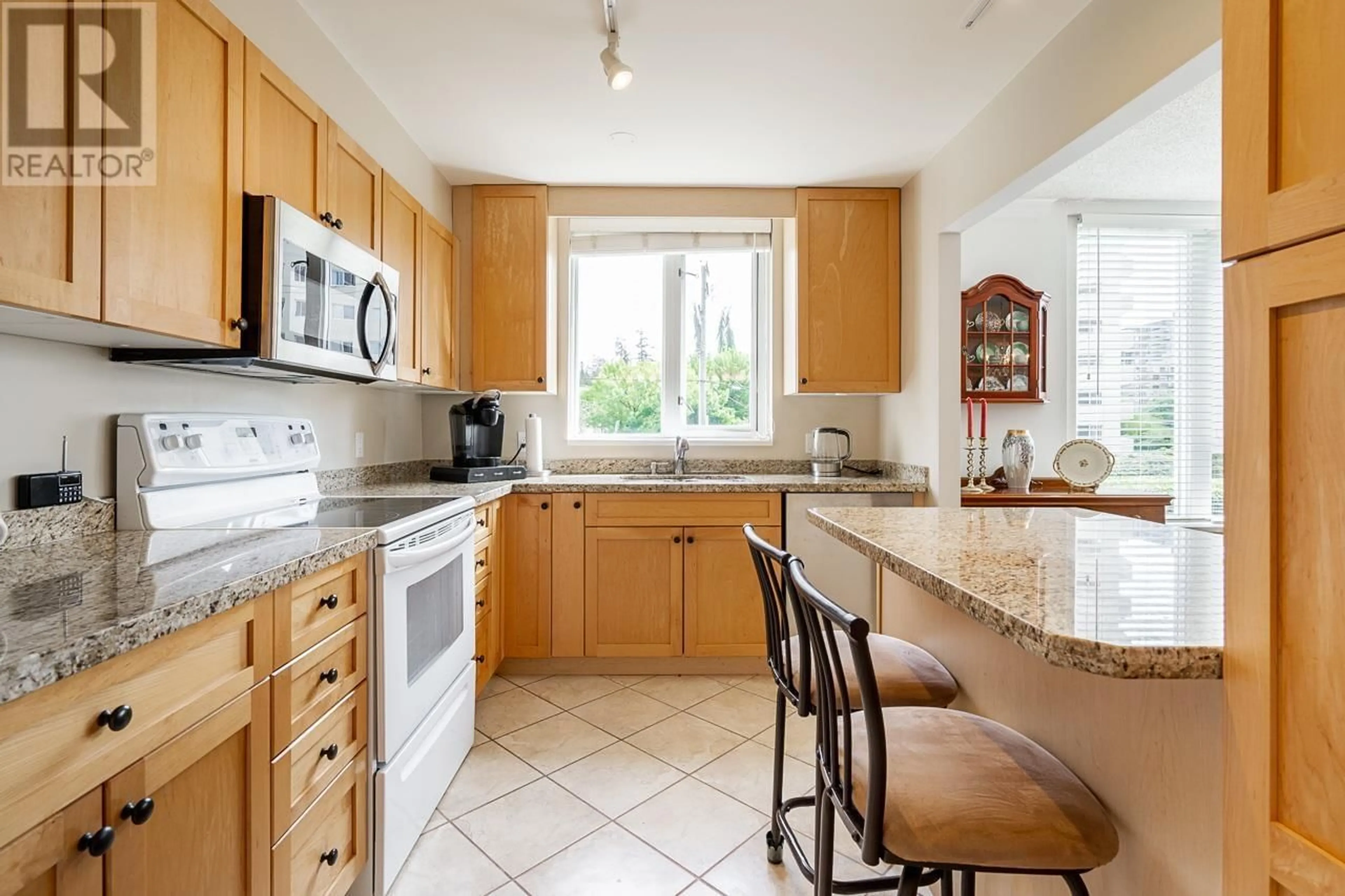 Standard kitchen, ceramic/tile floor for 301 - 2203 BELLEVUE AVENUE, West Vancouver British Columbia V7V4V7