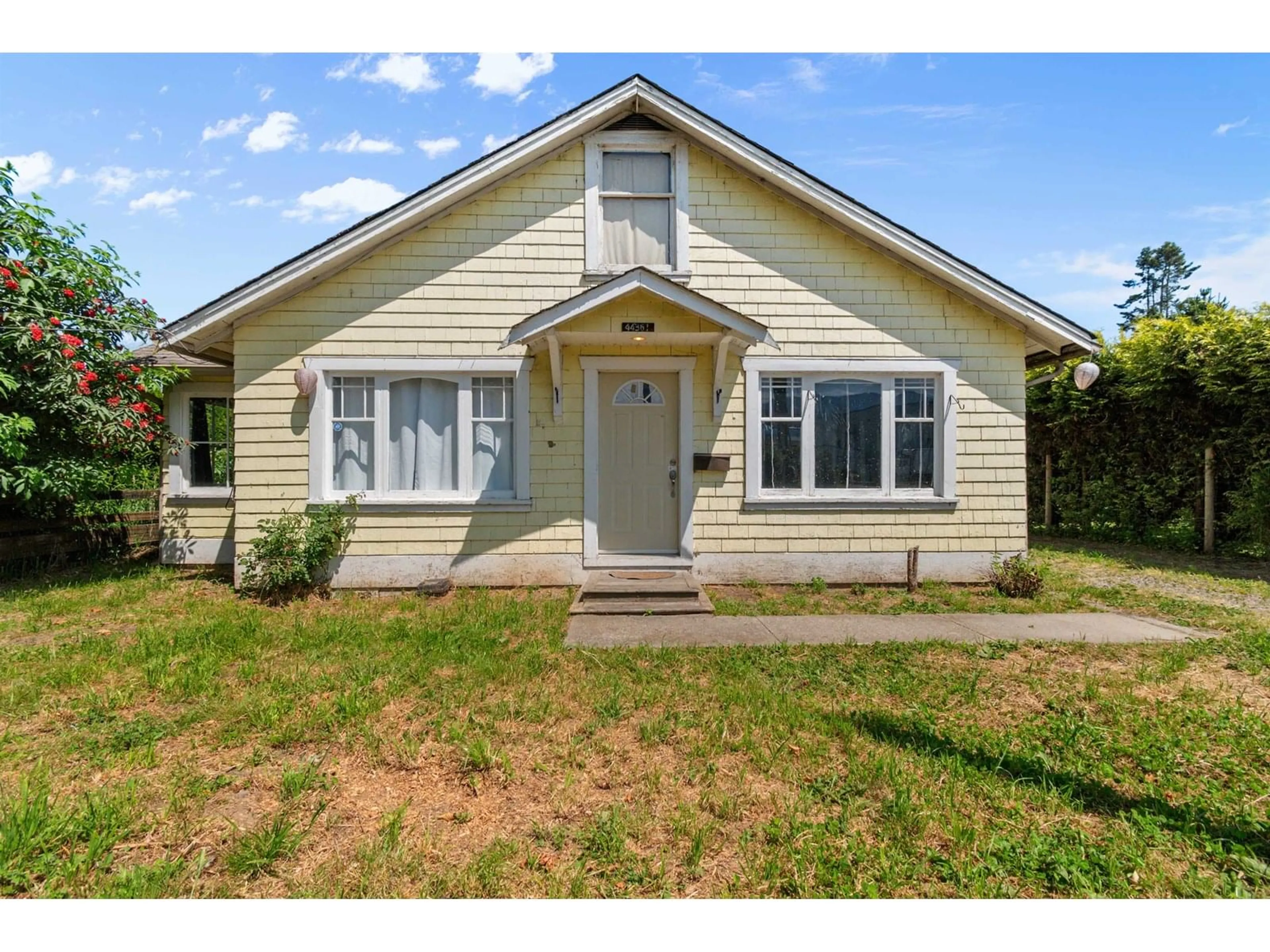 Home with vinyl exterior material, street for 44361 SOUTH SUMAS ROAD, Chilliwack British Columbia V2R4B7