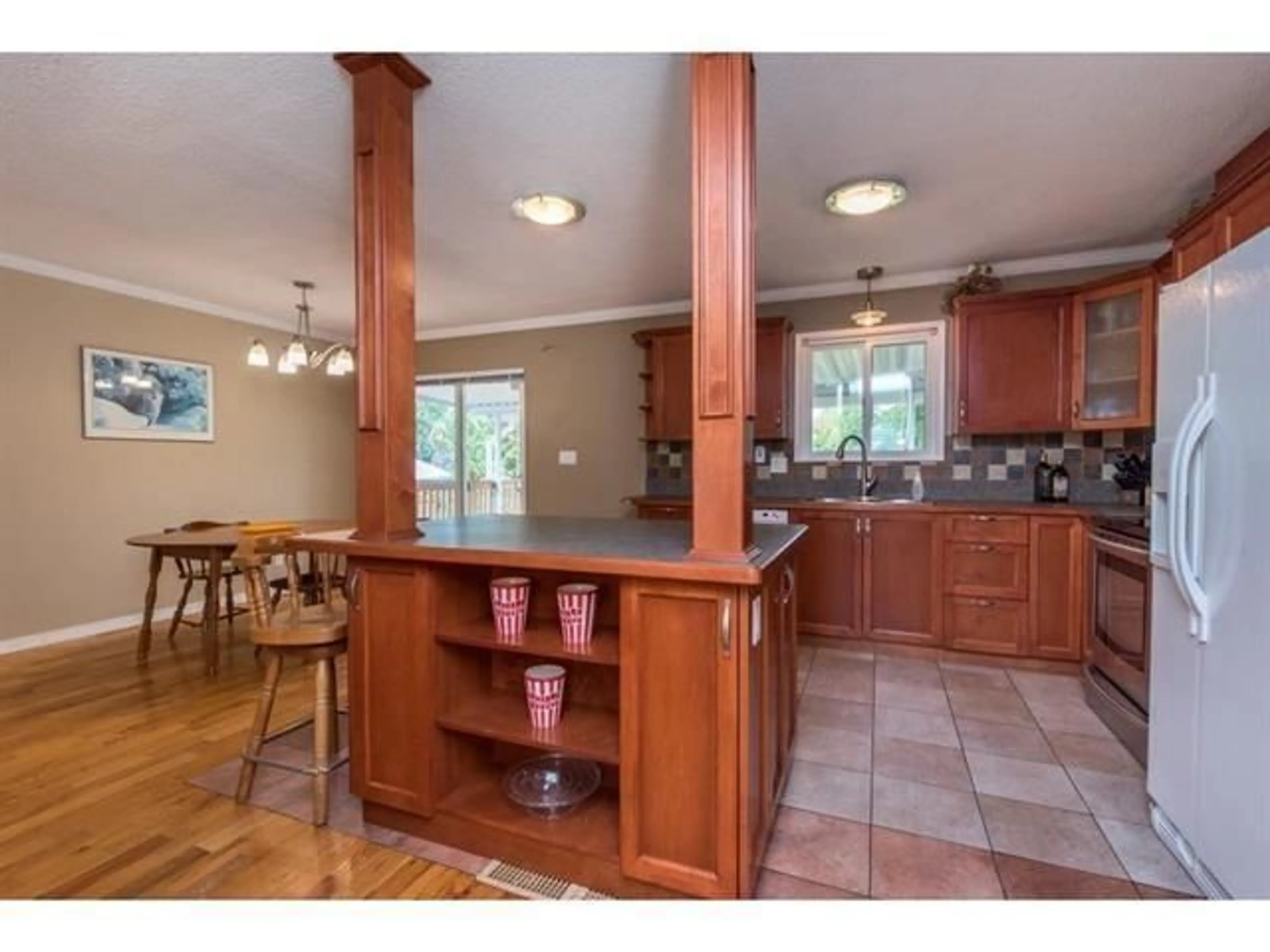 Open concept kitchen, unknown for 4815 201, Langley British Columbia V3A5V6