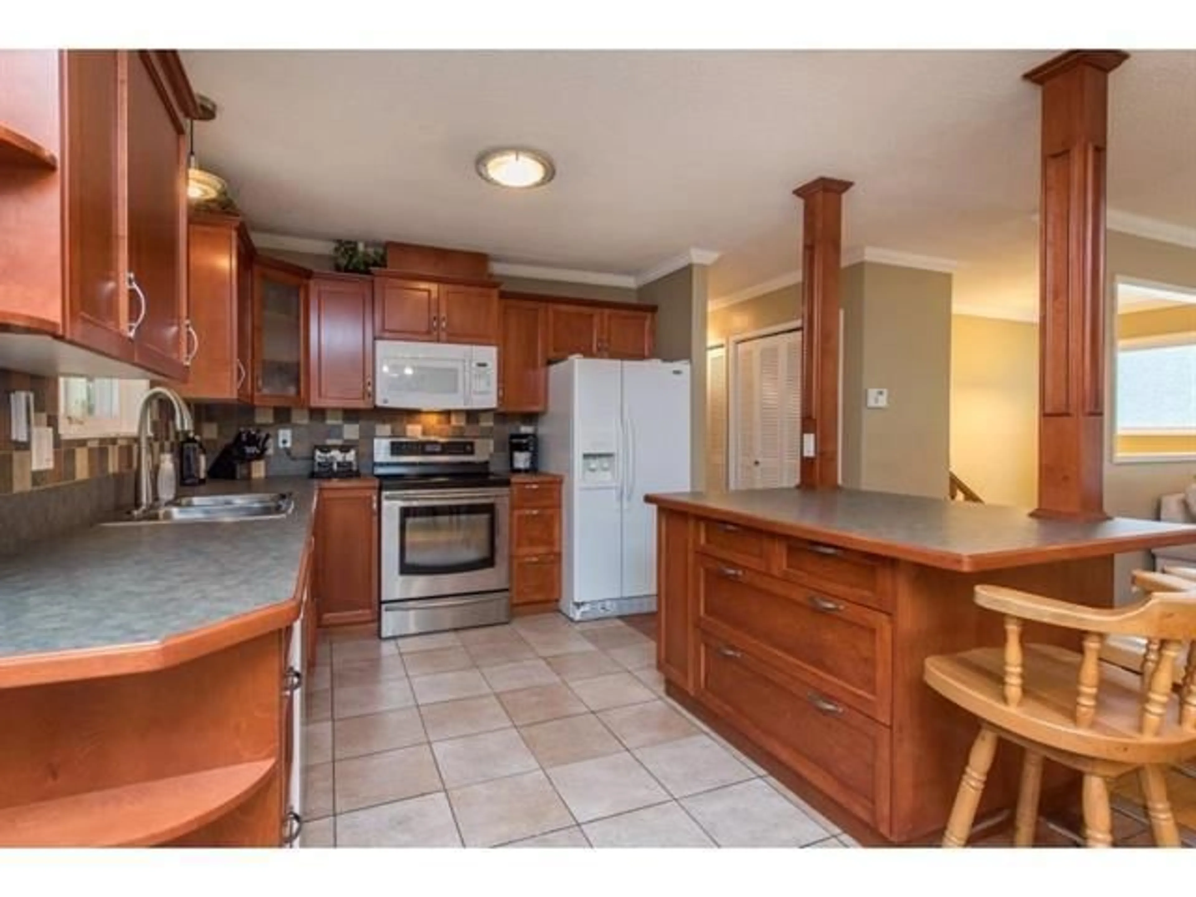 Standard kitchen, unknown for 4815 201, Langley British Columbia V3A5V6