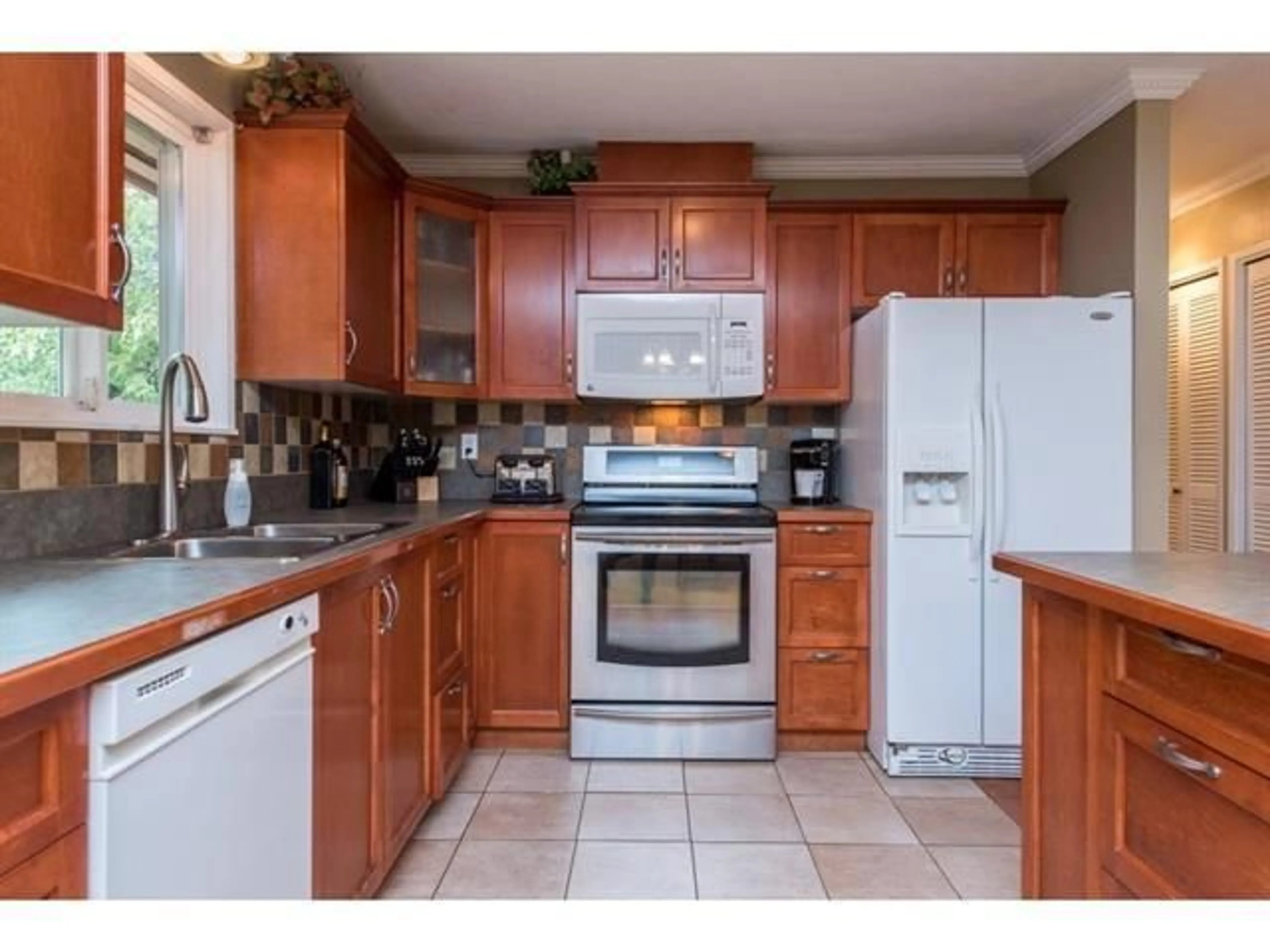 Standard kitchen, unknown for 4815 201, Langley British Columbia V3A5V6