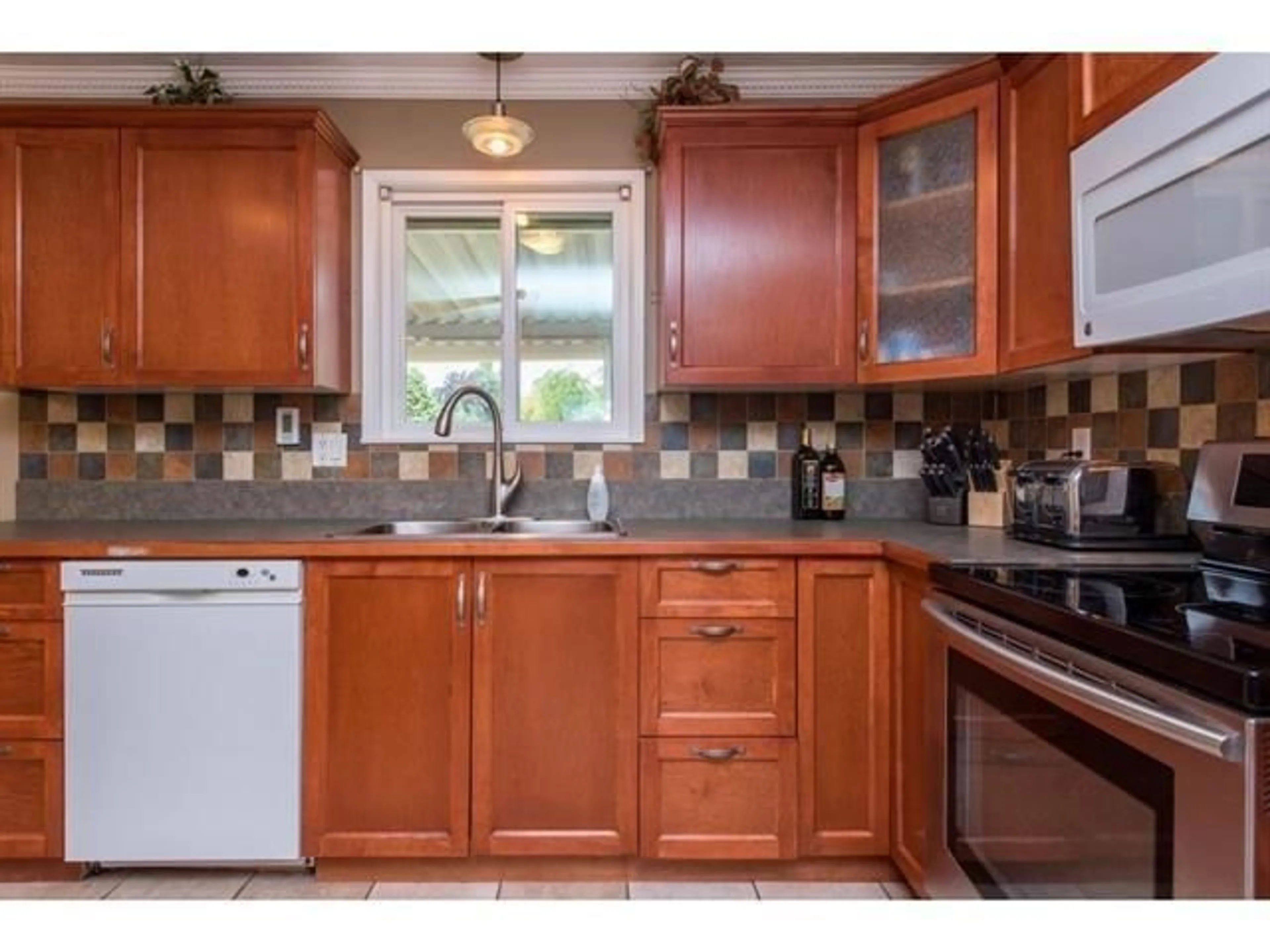 Standard kitchen, ceramic/tile floor for 4815 201, Langley British Columbia V3A5V6