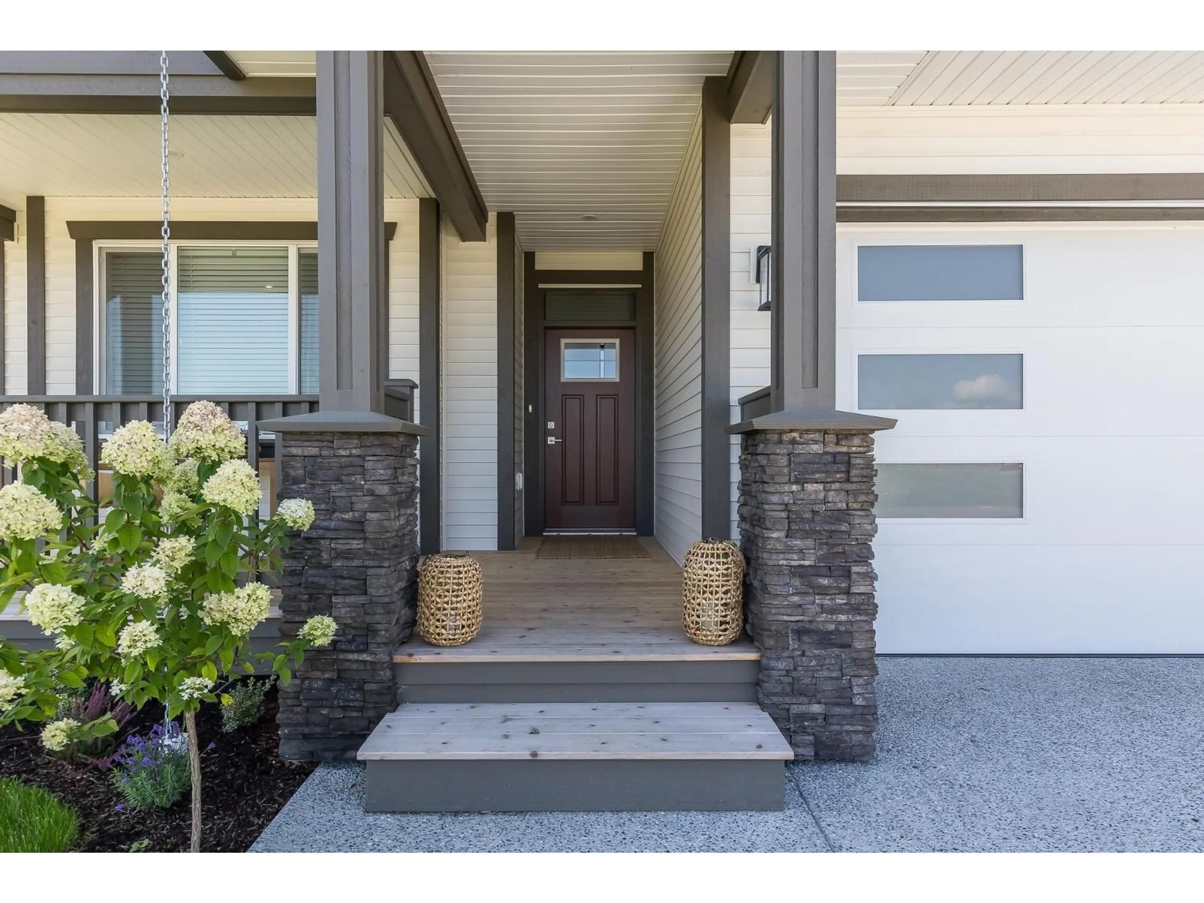 Indoor entryway for 85 - 6211 CHILLIWACK RIVER ROAD, Chilliwack British Columbia V2R6A7