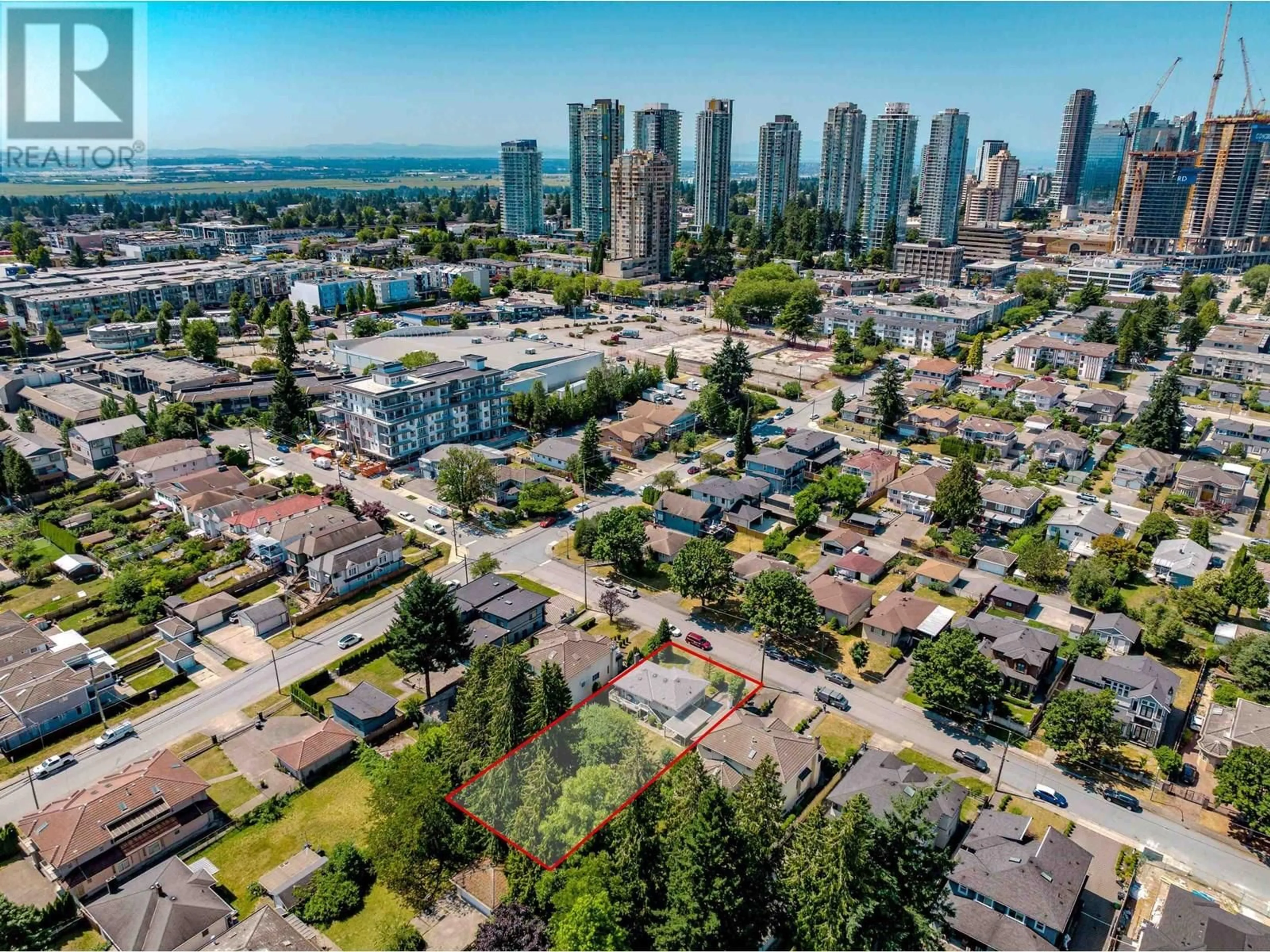 A pic from outside/outdoor area/front of a property/back of a property/a pic from drone, city buildings view from balcony for 6338 SELMA AVENUE, Burnaby British Columbia V5H3R2