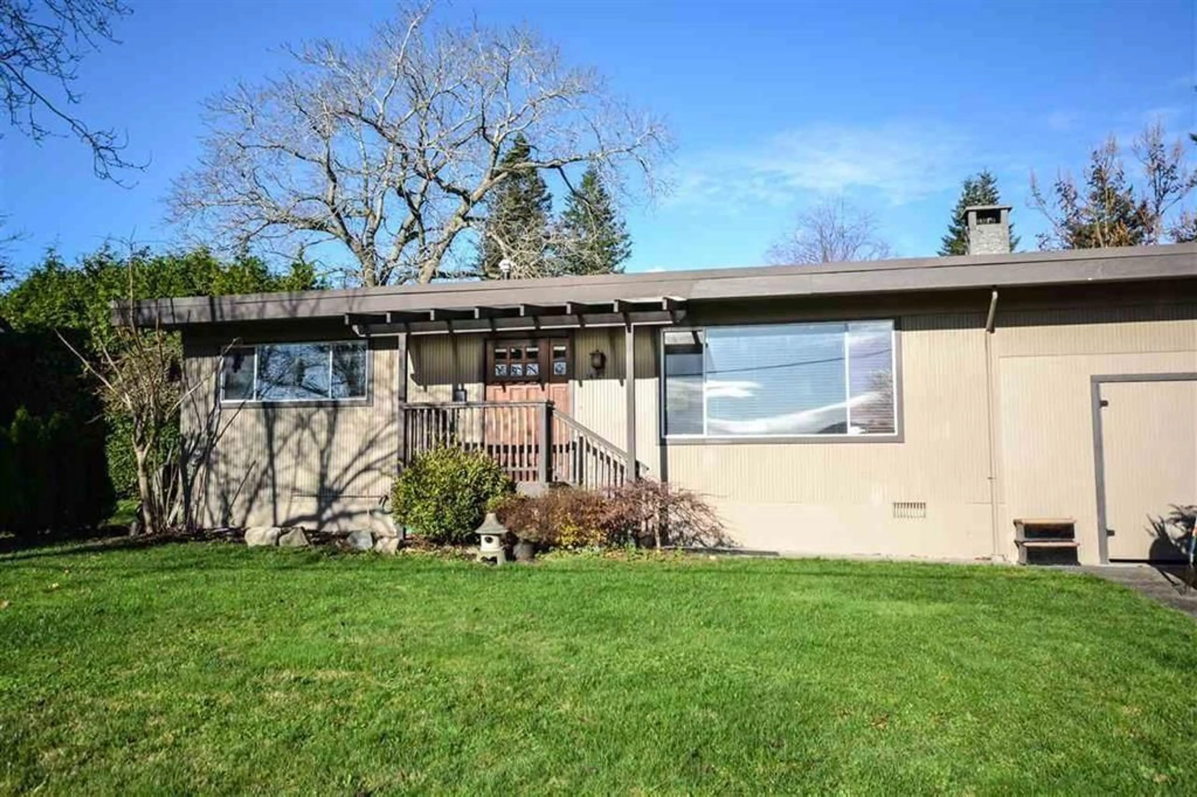 Home with vinyl exterior material, unknown for 14181 MALABAR, White Rock British Columbia V4B2Y4