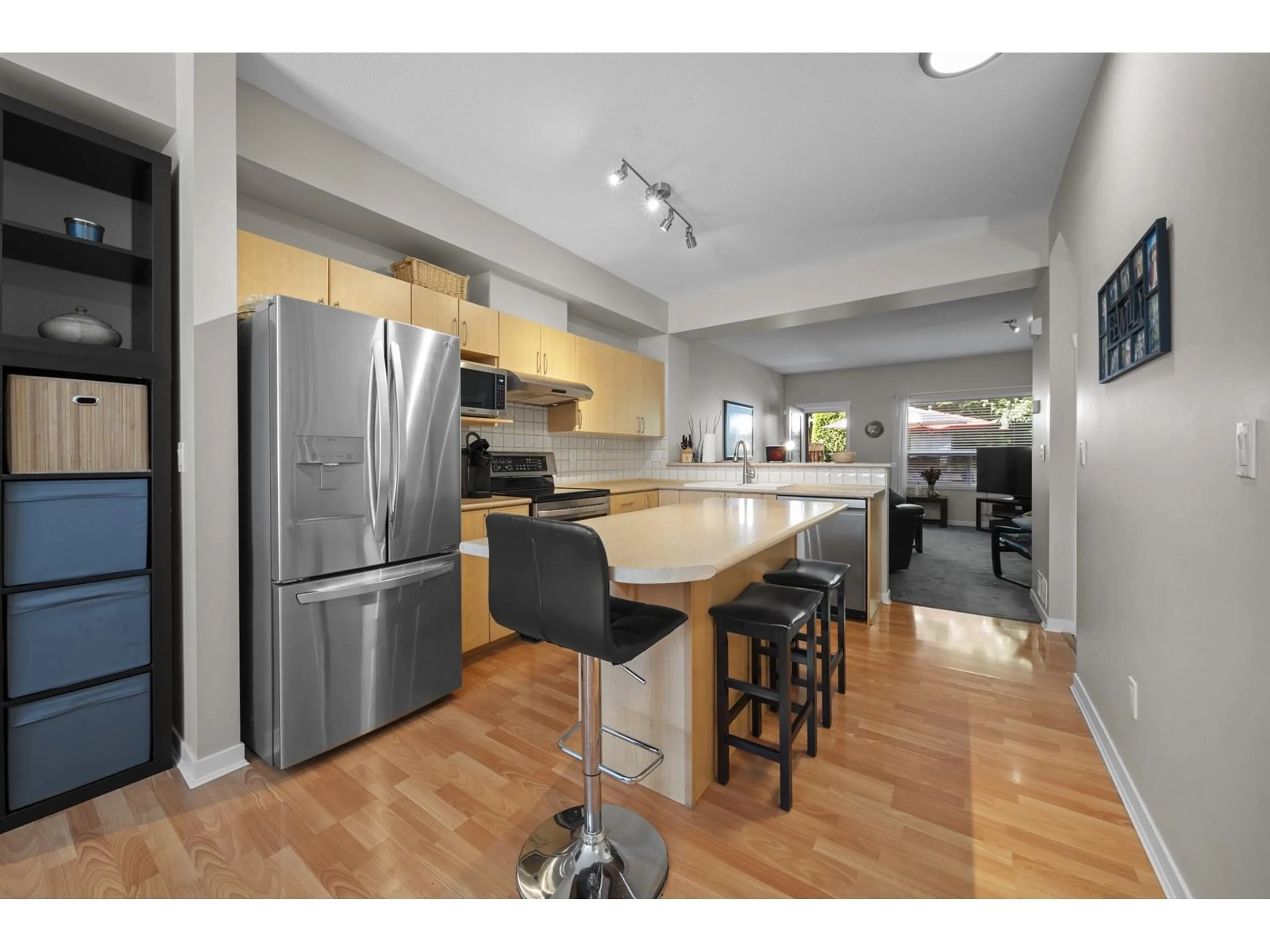 Open concept kitchen, wood/laminate floor for 55 - 15065 58, Surrey British Columbia V3S8Z5