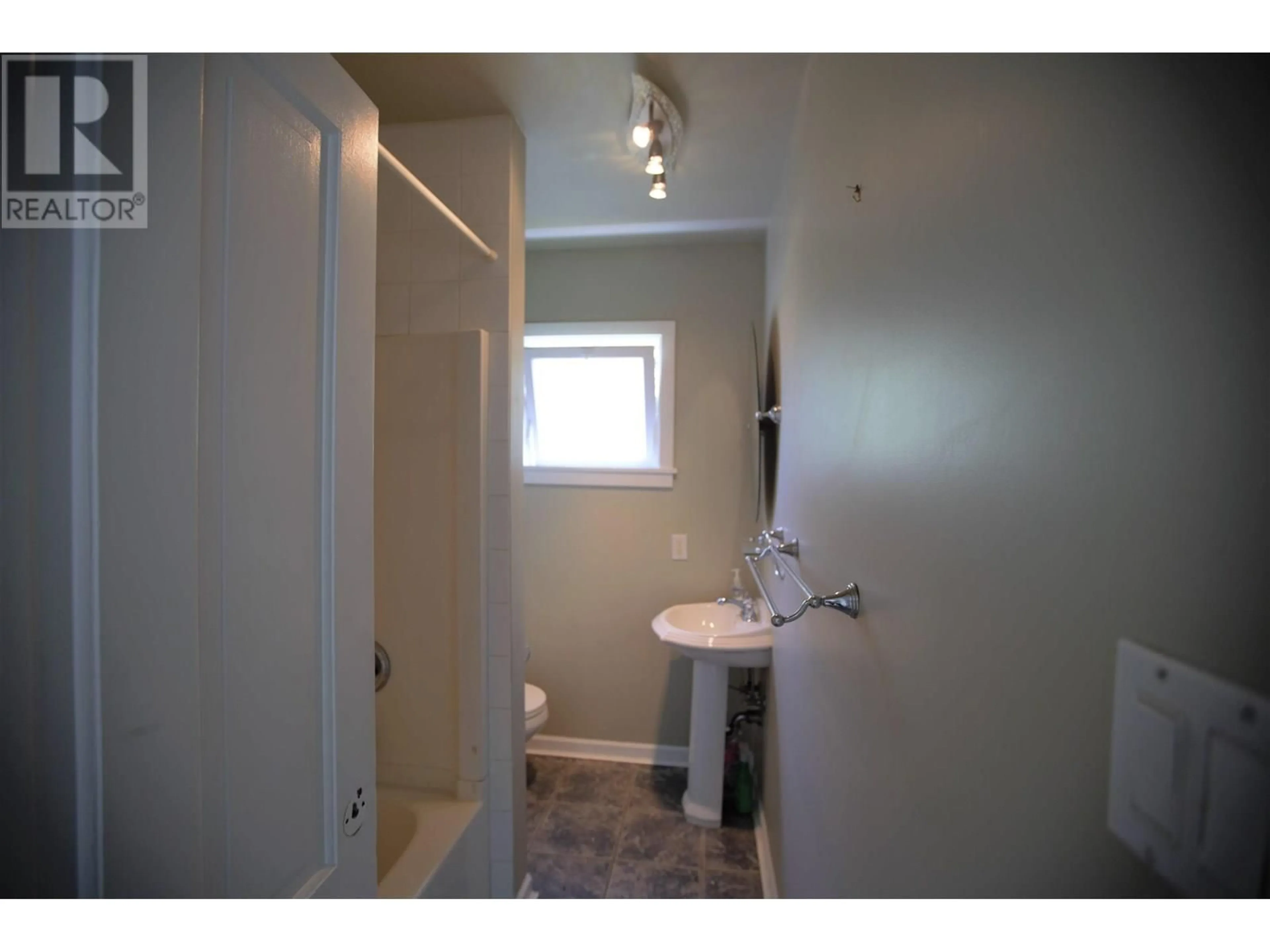 Standard bathroom, unknown for 940 IOCO ROAD, Port Moody British Columbia V3H2X1