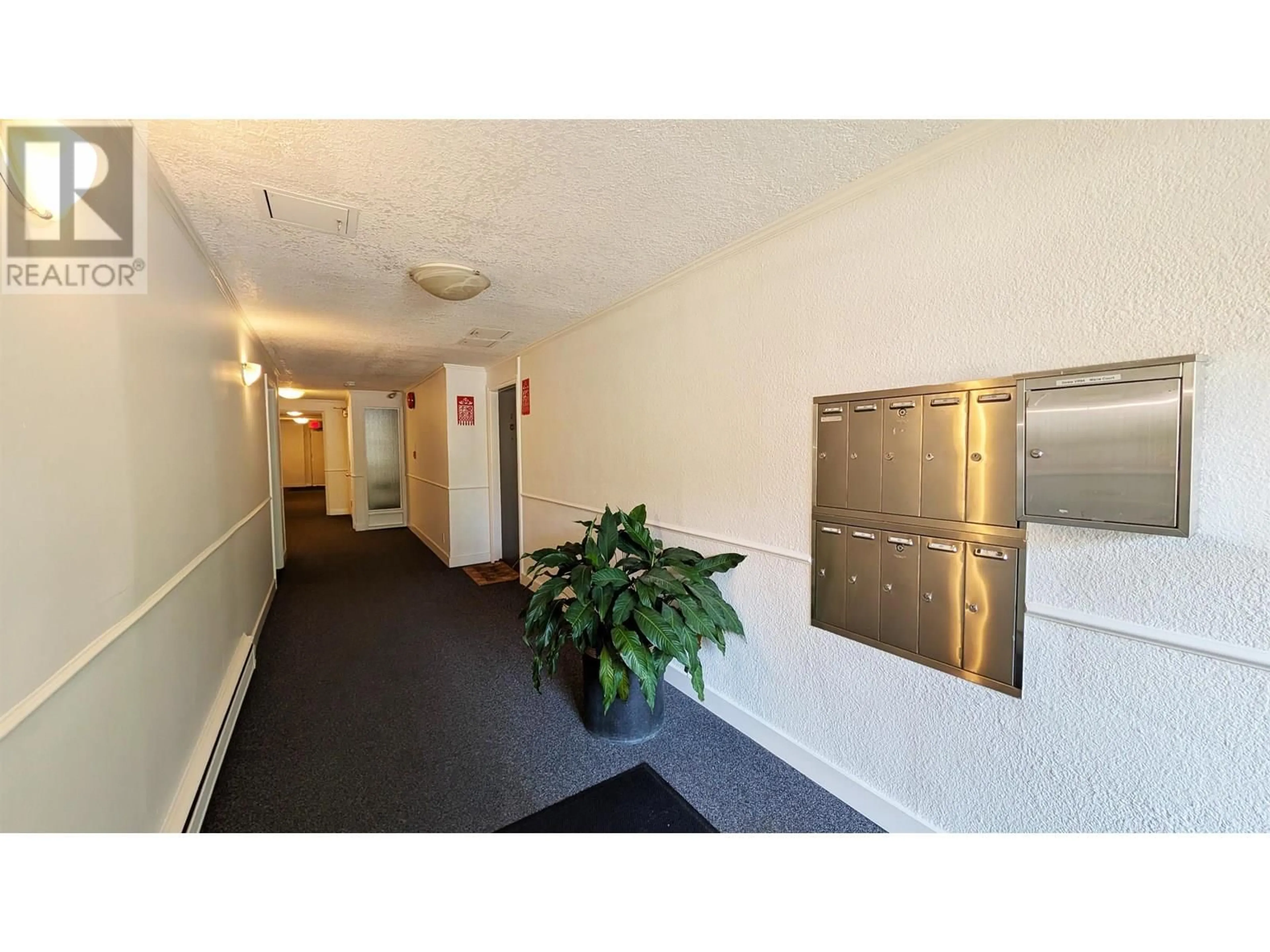 Indoor foyer for 101 - 1075 13TH AVENUE, Vancouver British Columbia V6H1N1