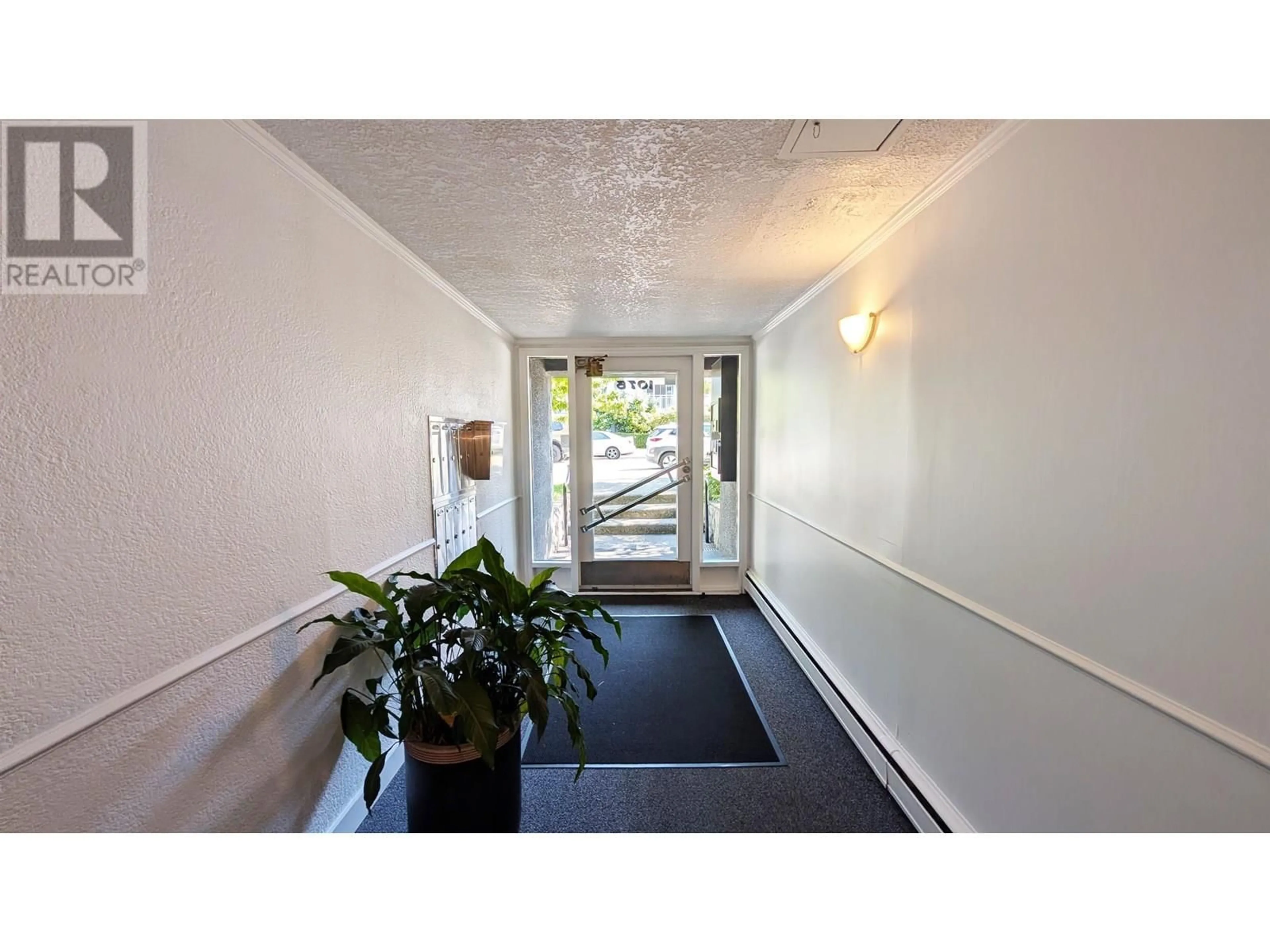Indoor foyer for 101 - 1075 13TH AVENUE, Vancouver British Columbia V6H1N1
