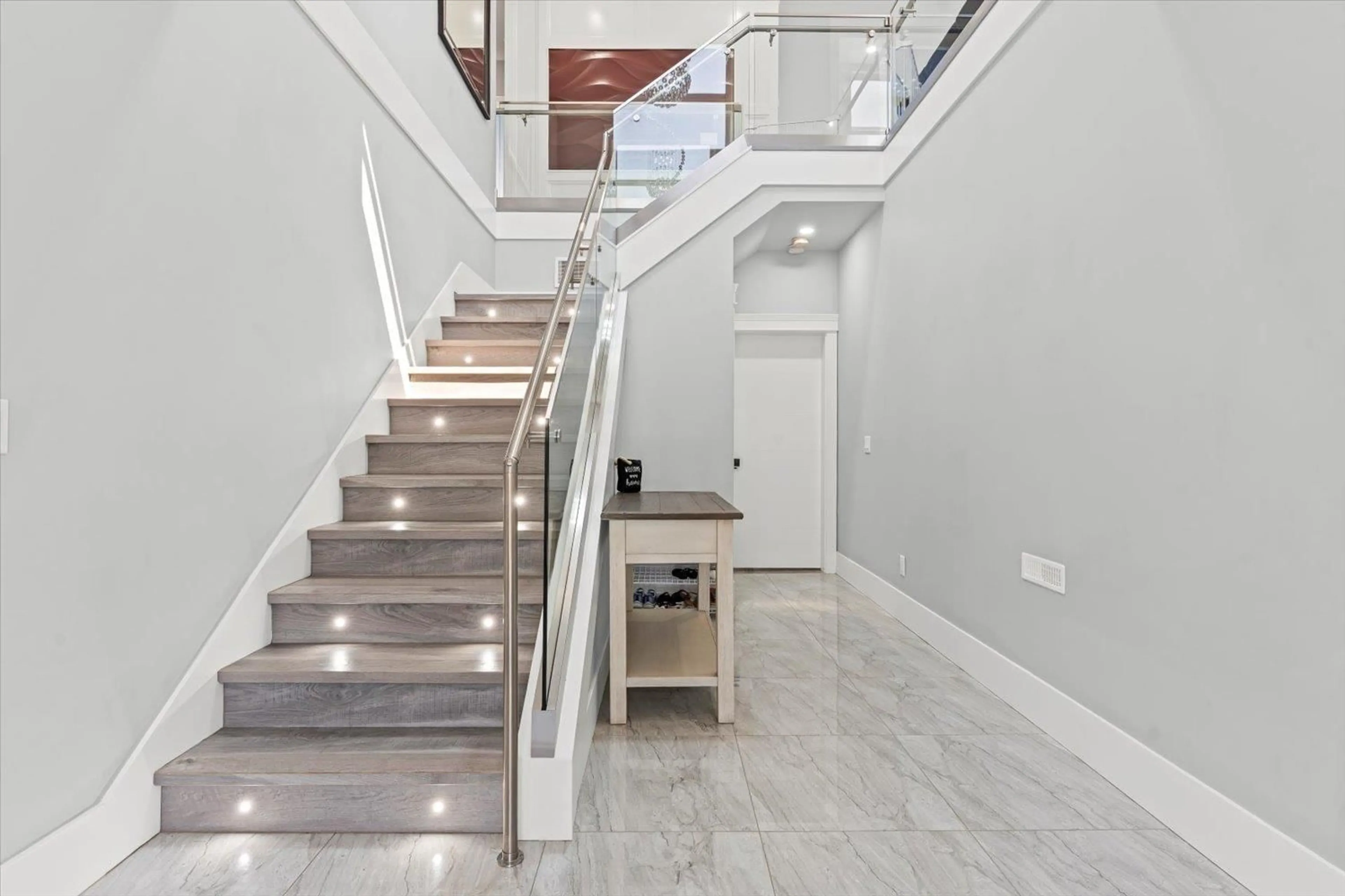 Stairs for 8214 NIXON ROAD, Chilliwack British Columbia V4Z0E4