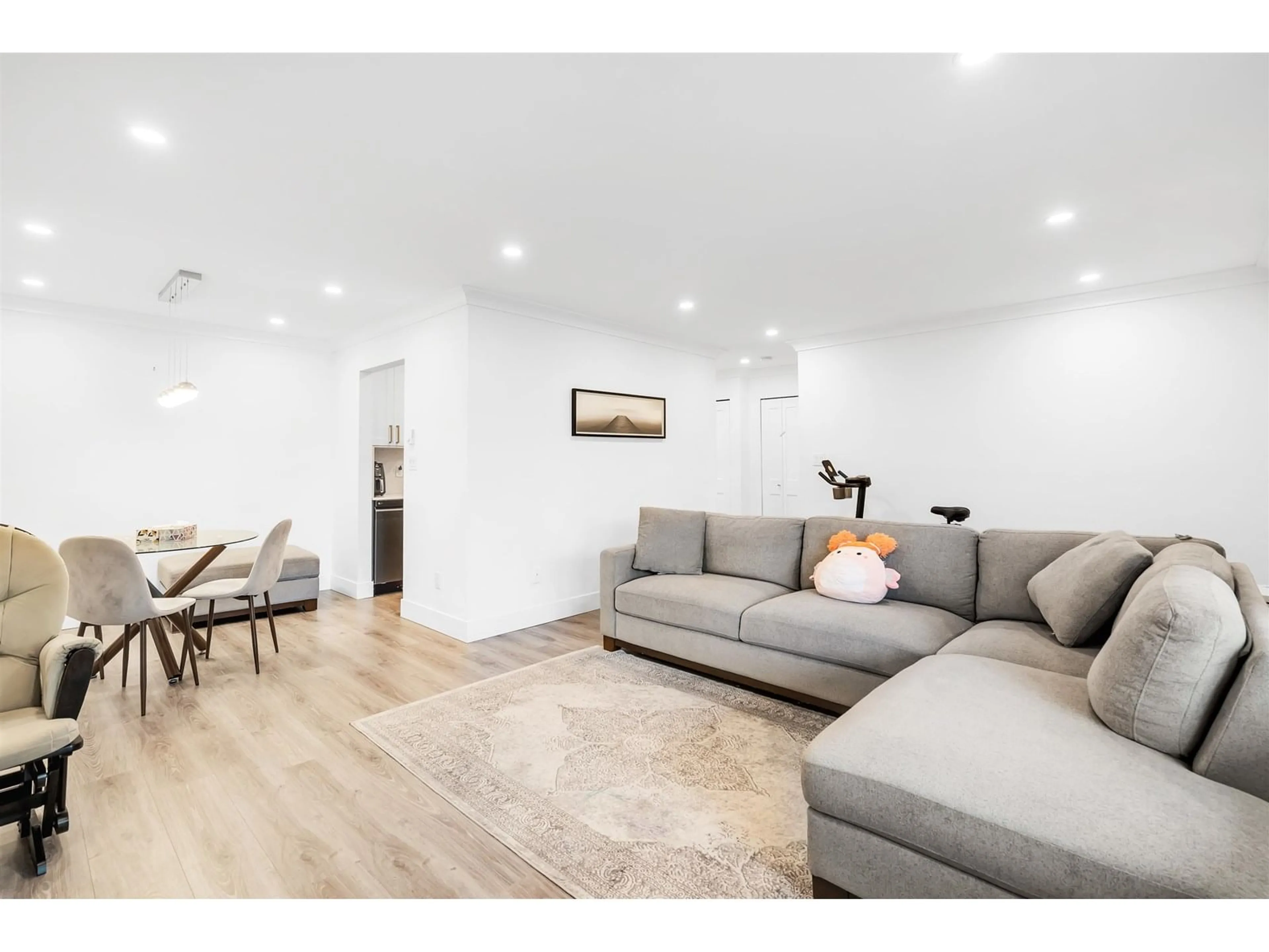 Living room with furniture, wood/laminate floor for 209 - 13947 72, Surrey British Columbia V3W2P6