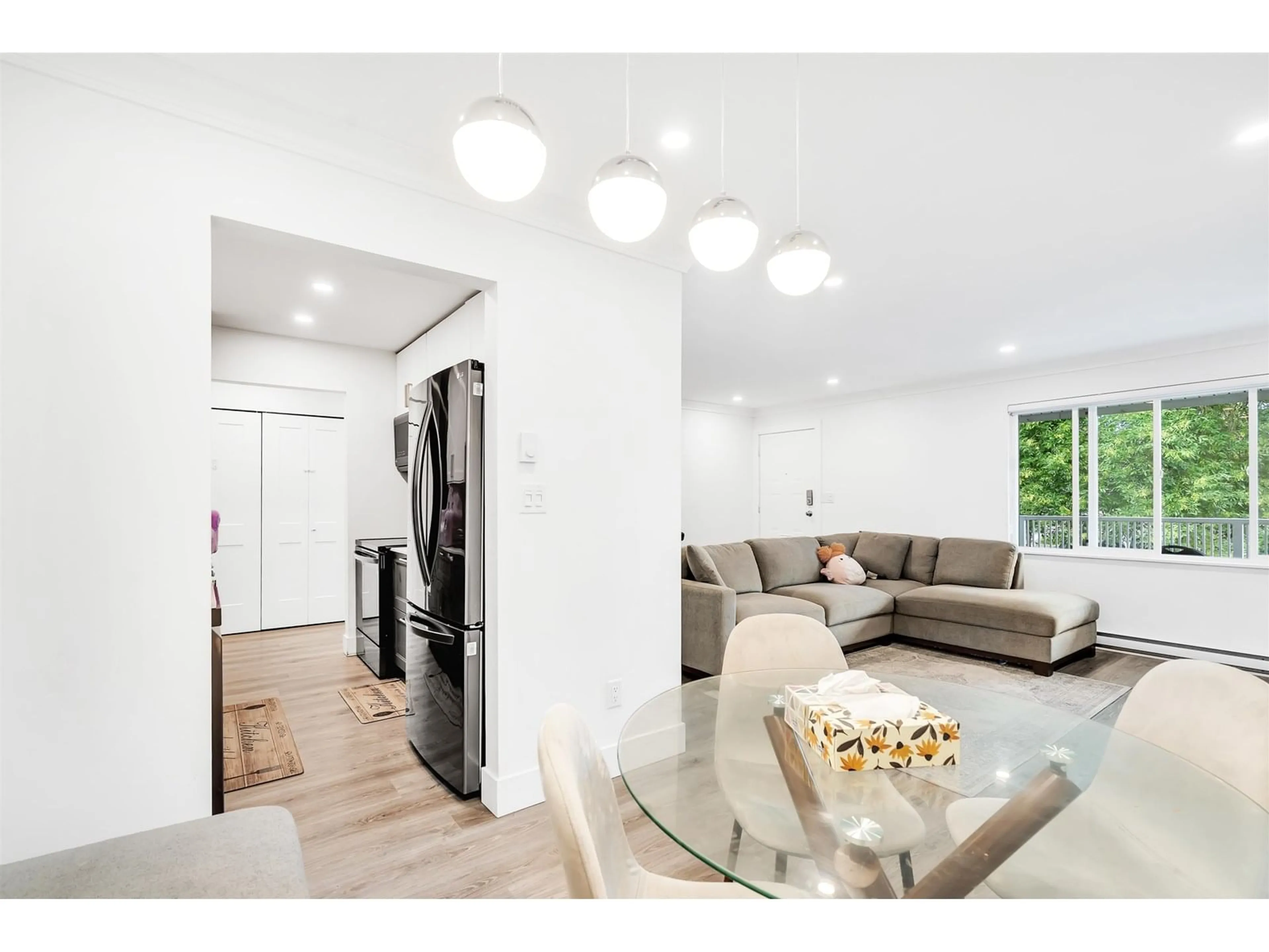 Living room with furniture, wood/laminate floor for 209 - 13947 72, Surrey British Columbia V3W2P6