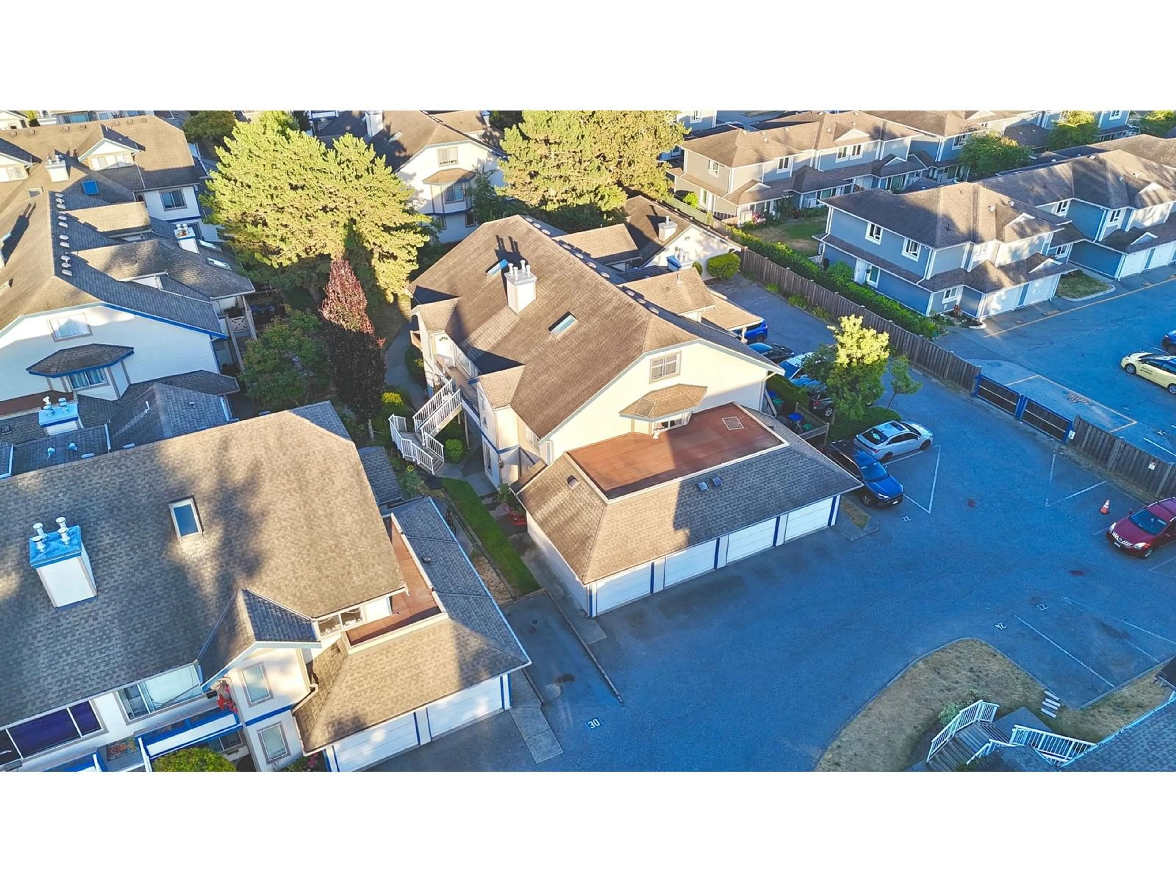 A pic from outside/outdoor area/front of a property/back of a property/a pic from drone, water/lake/river/ocean view for 113 - 7837 120A, Surrey British Columbia V3W0W9