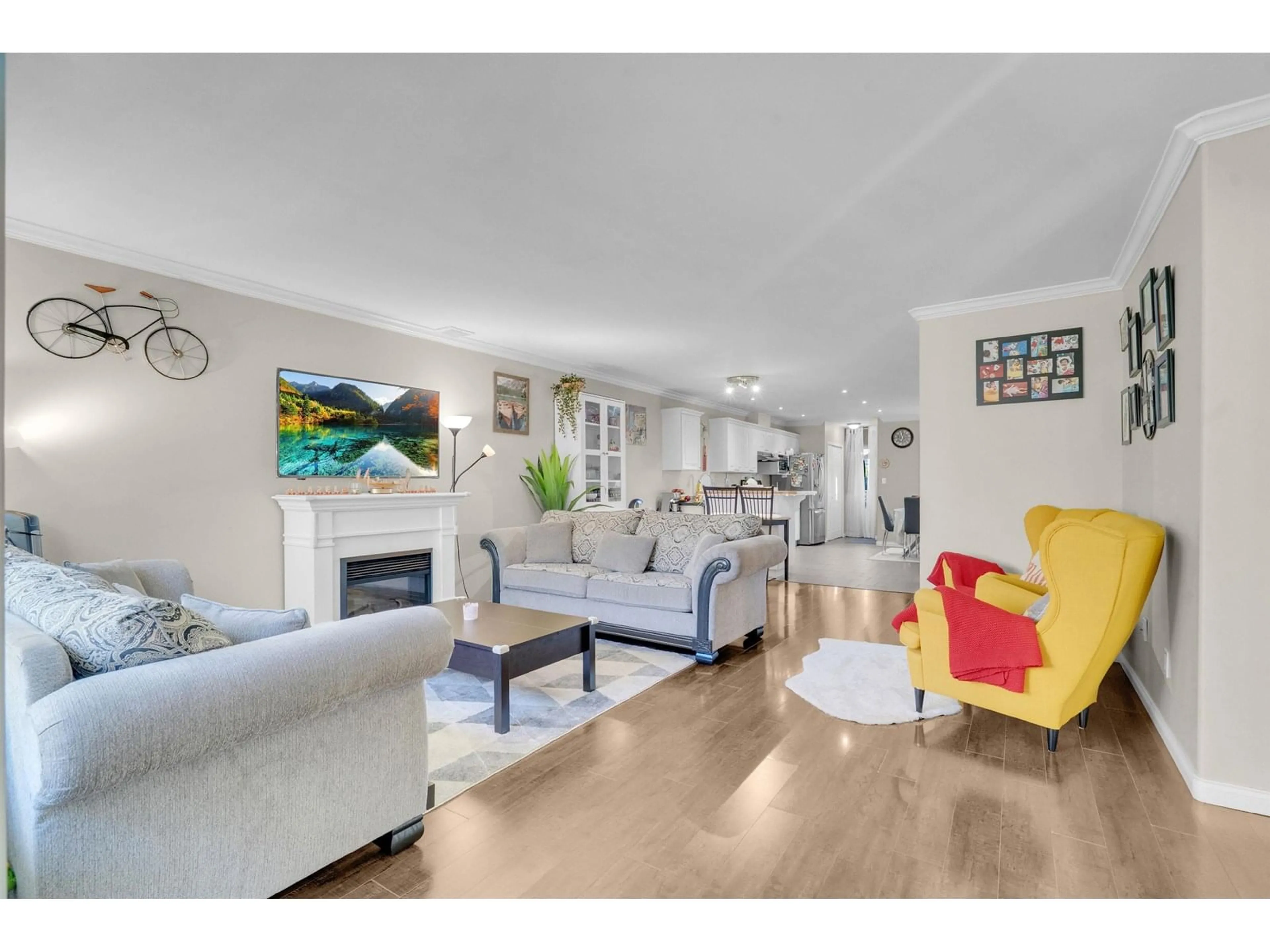 Living room with furniture, unknown for 113 - 7837 120A, Surrey British Columbia V3W0W9