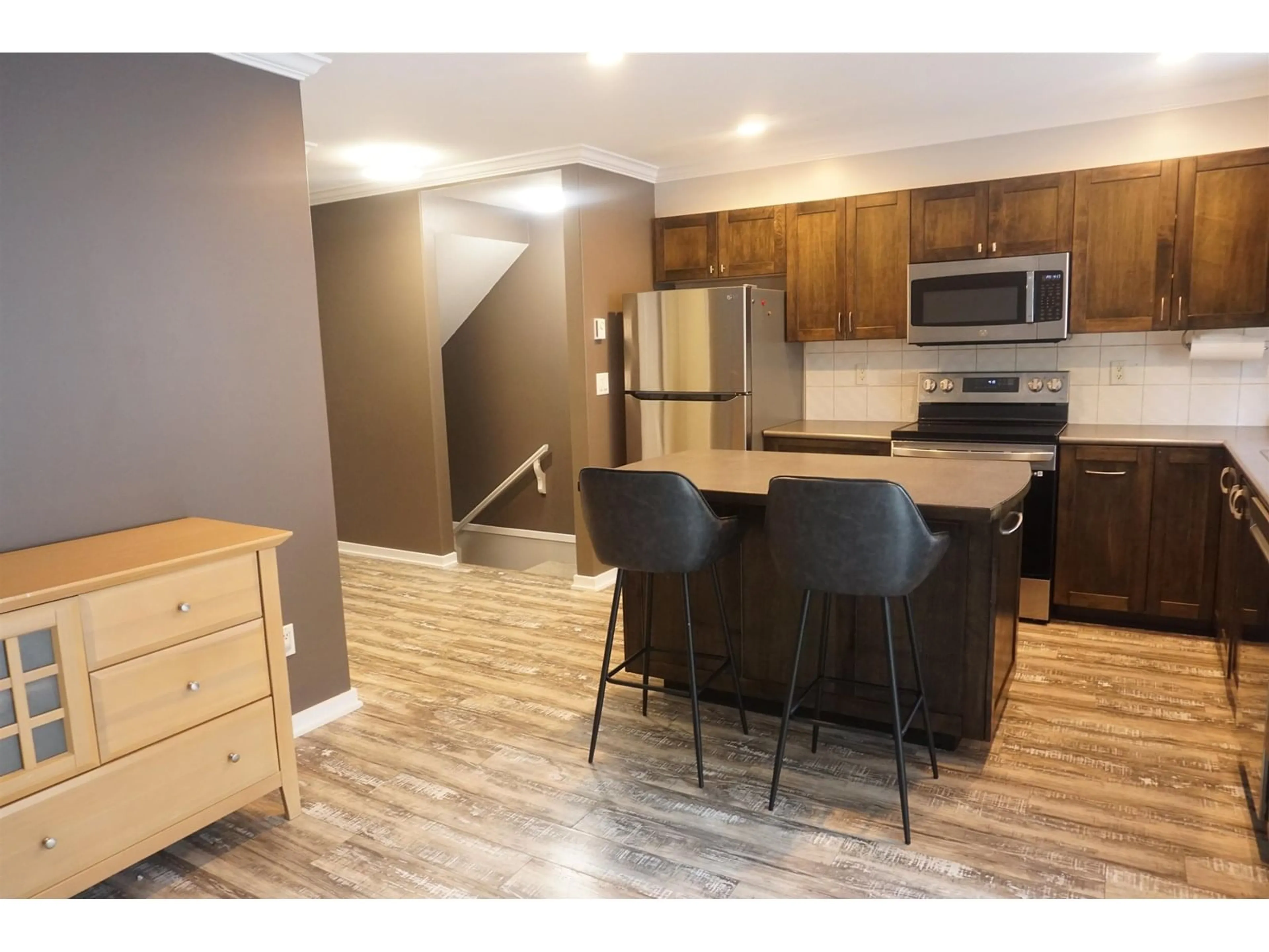 Open concept kitchen, wood/laminate floor for 22 - 5355 201A, Langley British Columbia V3A9L7