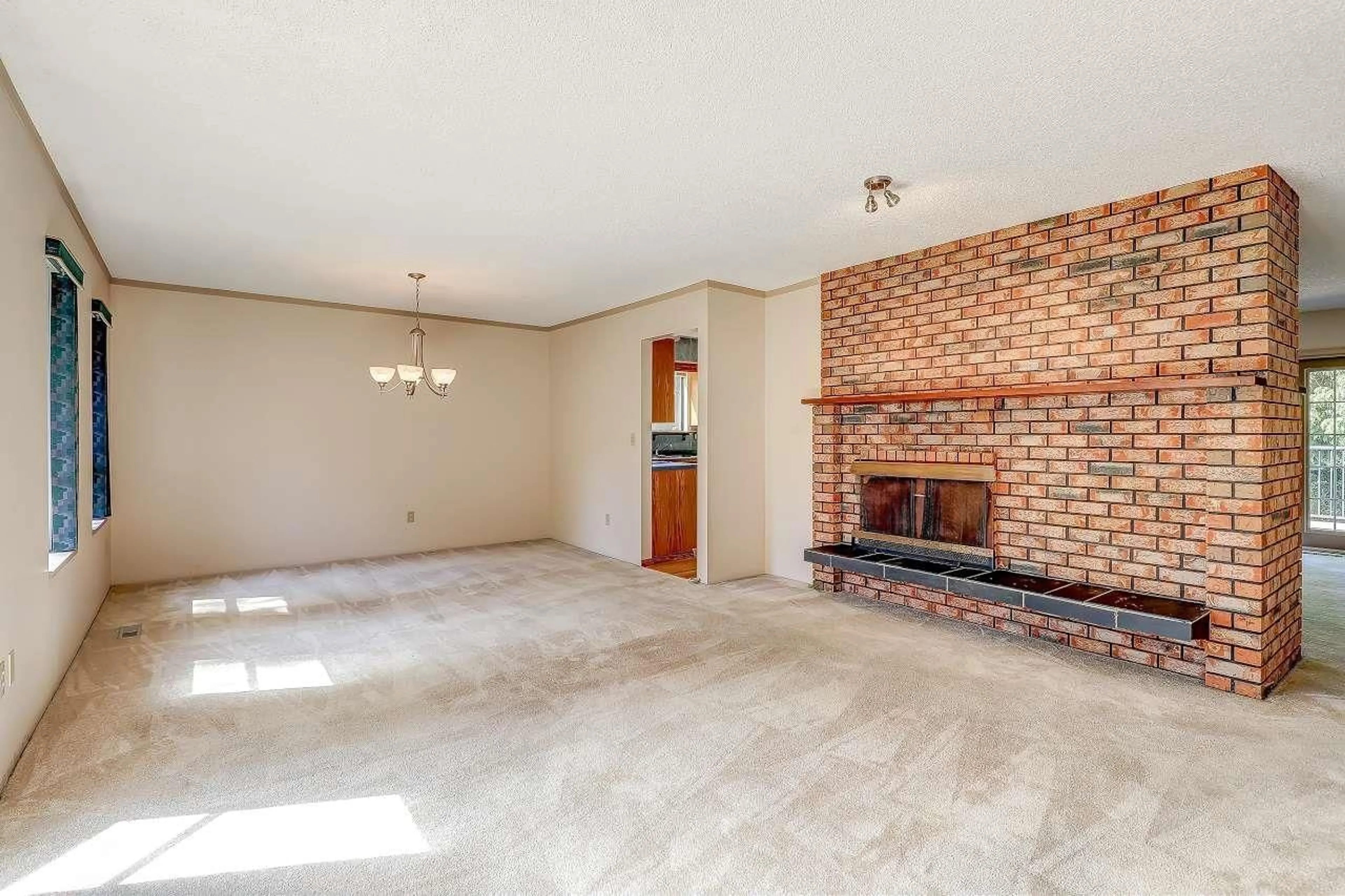 Living room with furniture, ceramic/tile floor for 9469 148A, Surrey British Columbia V3R8E2