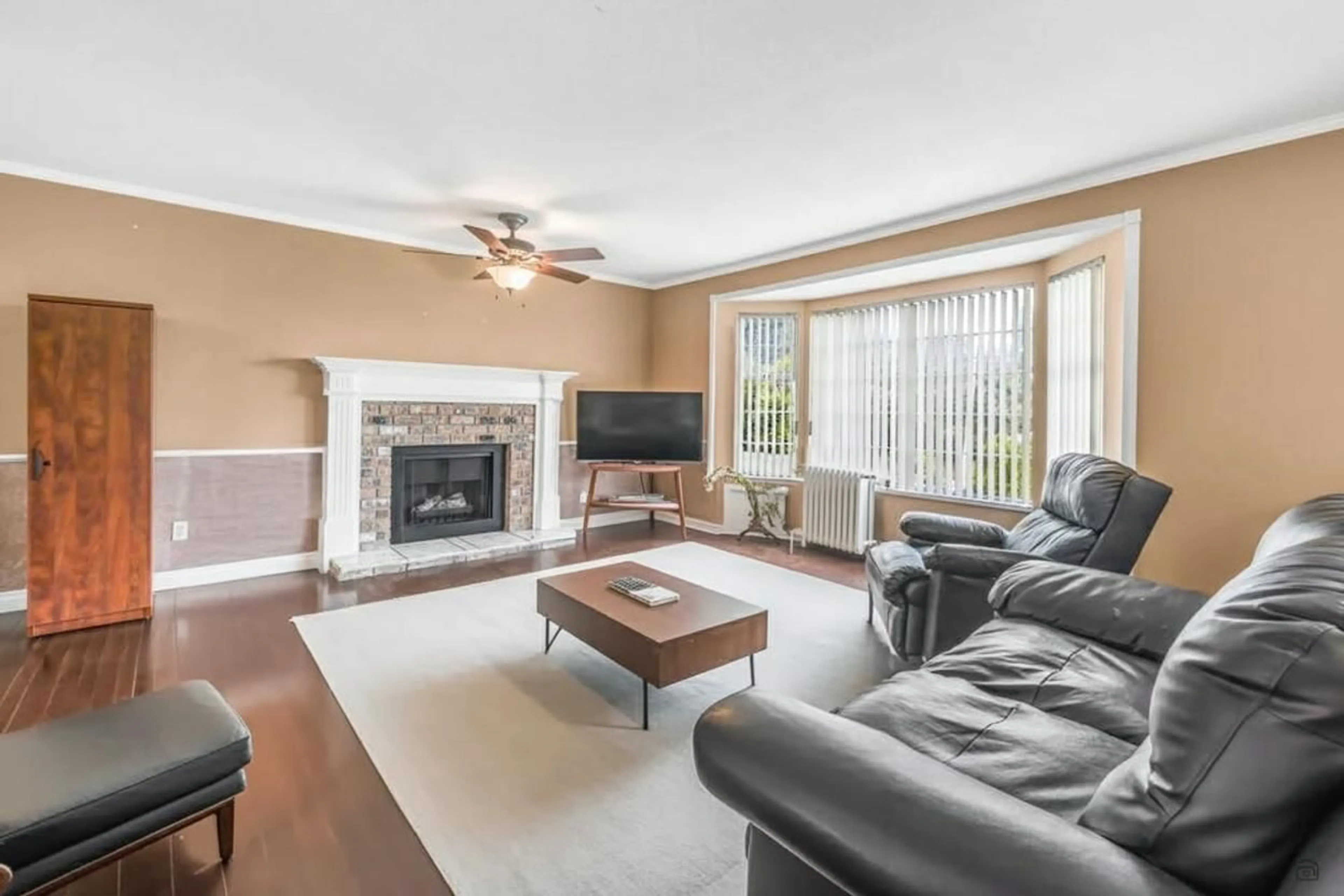 Living room with furniture, unknown for 6171 192, Surrey British Columbia V3S8C7