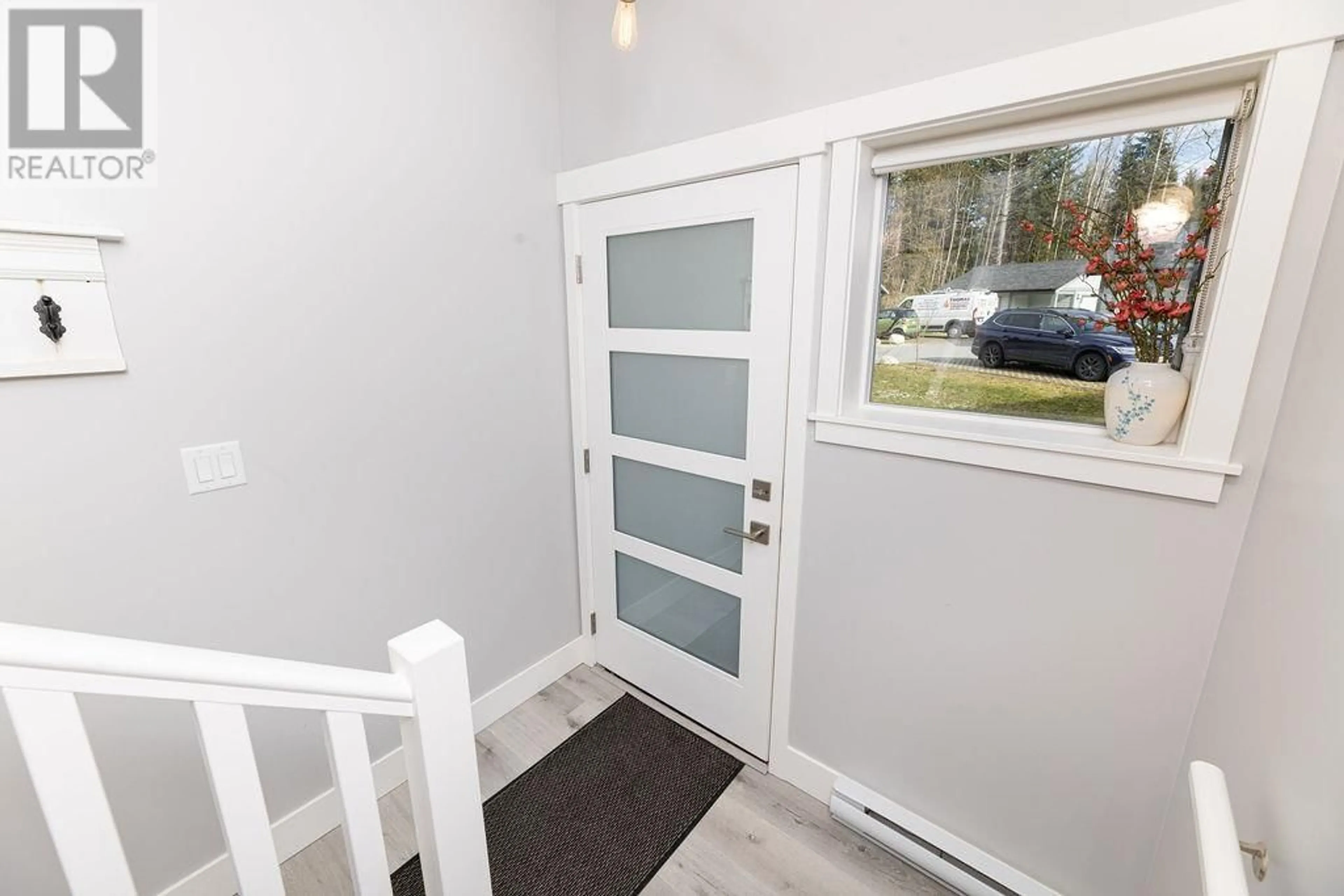 Indoor entryway for 9 - 950 WOODSWORTH ROAD, Gibsons British Columbia V0N1V7