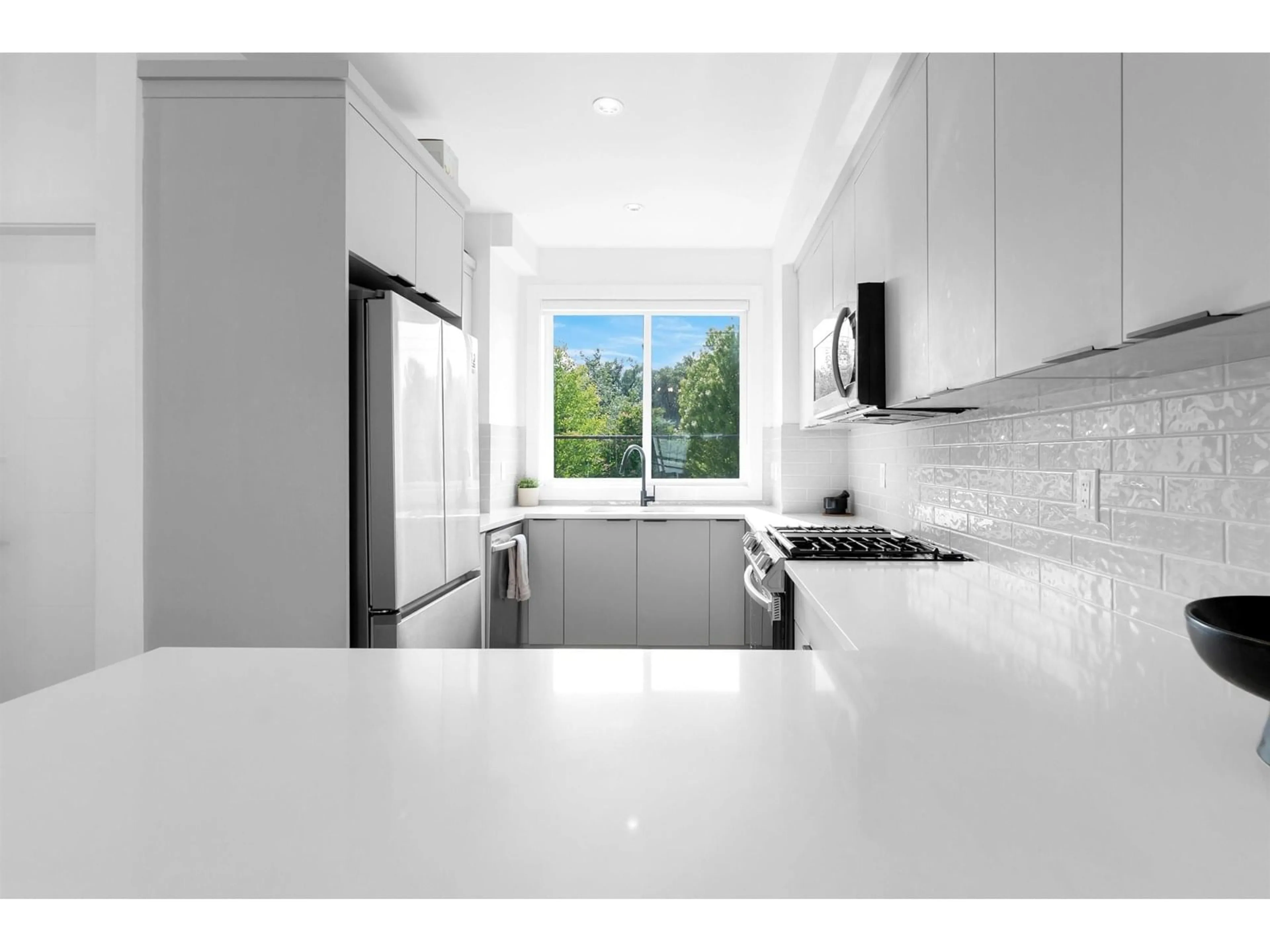 Contemporary kitchen, ceramic/tile floor for 4 - 7050 188, Surrey British Columbia V4N3G6