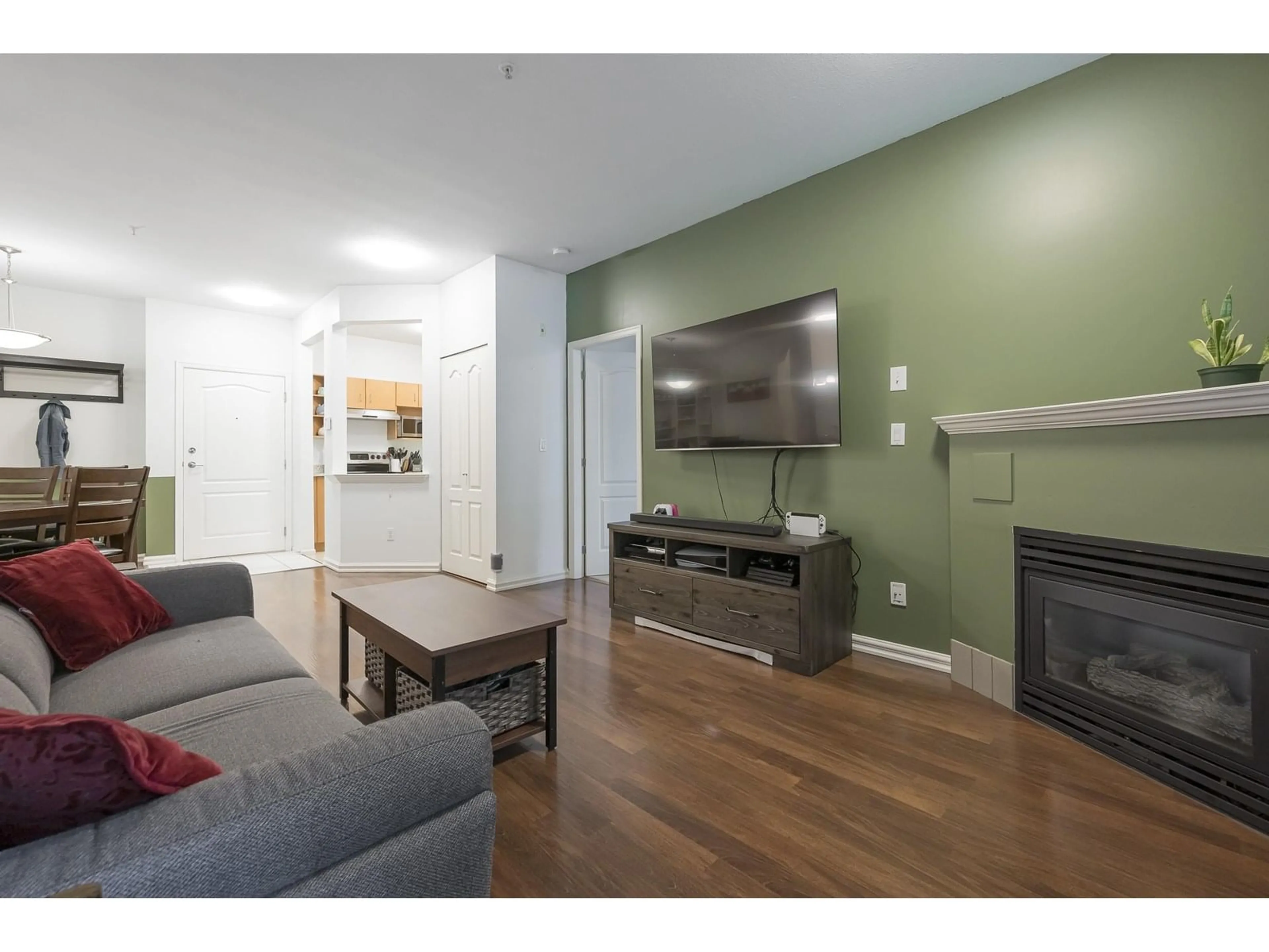 Living room with furniture, wood/laminate floor for 112 - 20259 MICHAUD, Langley British Columbia V3A8L1
