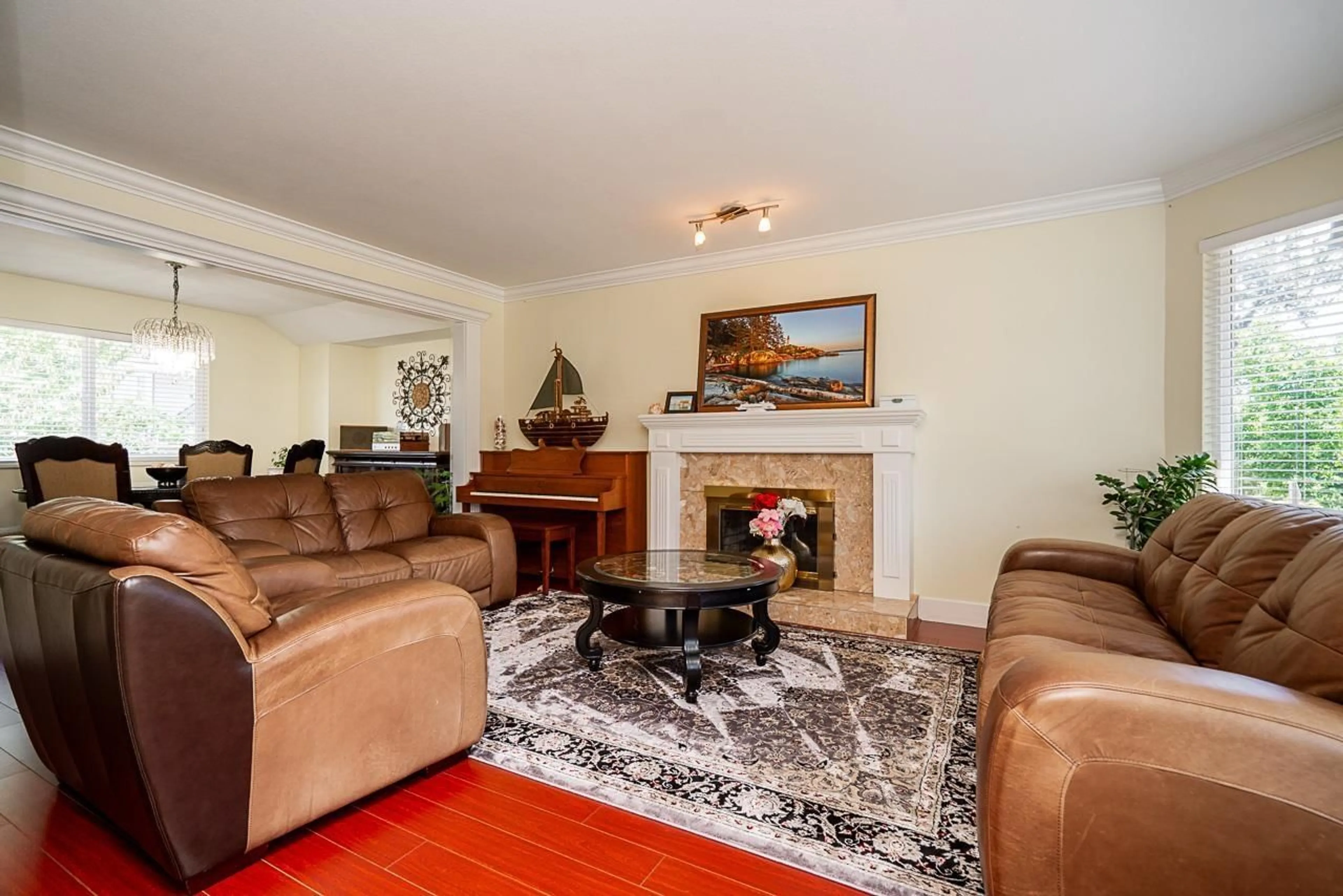 Living room with furniture, unknown for 8682 143A, Surrey British Columbia V3W0K4