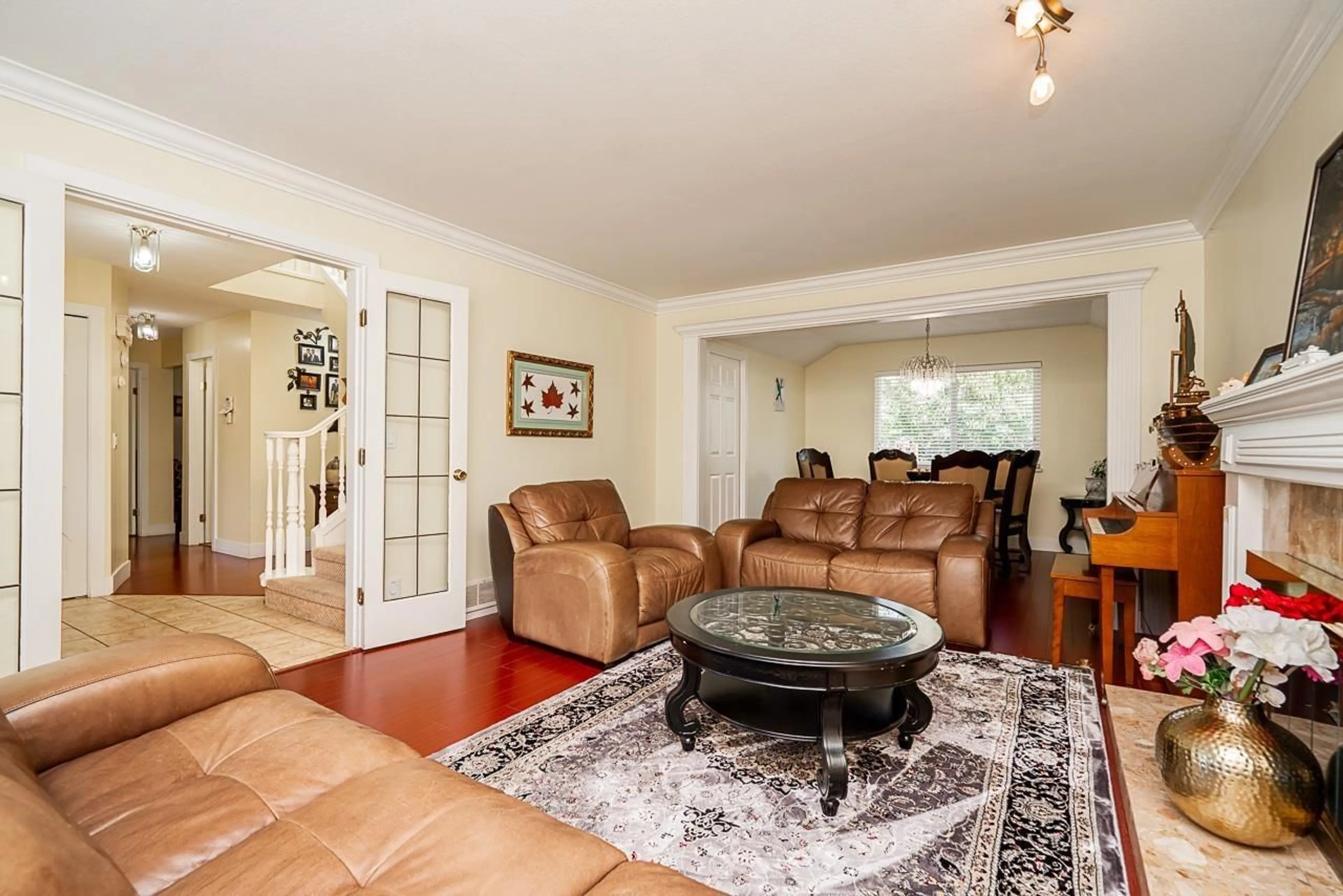 Living room with furniture, unknown for 8682 143A, Surrey British Columbia V3W0K4