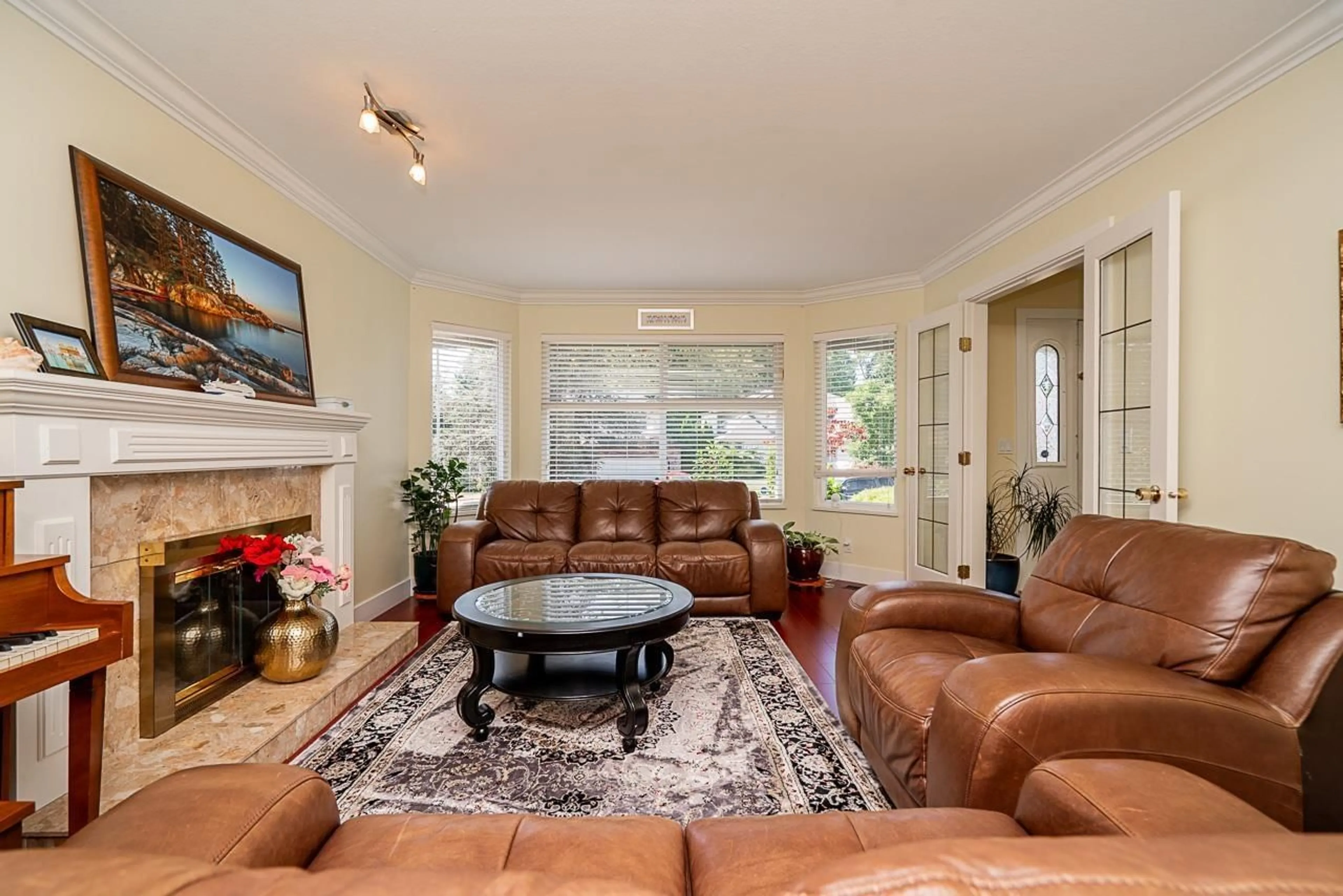 Living room with furniture, unknown for 8682 143A, Surrey British Columbia V3W0K4