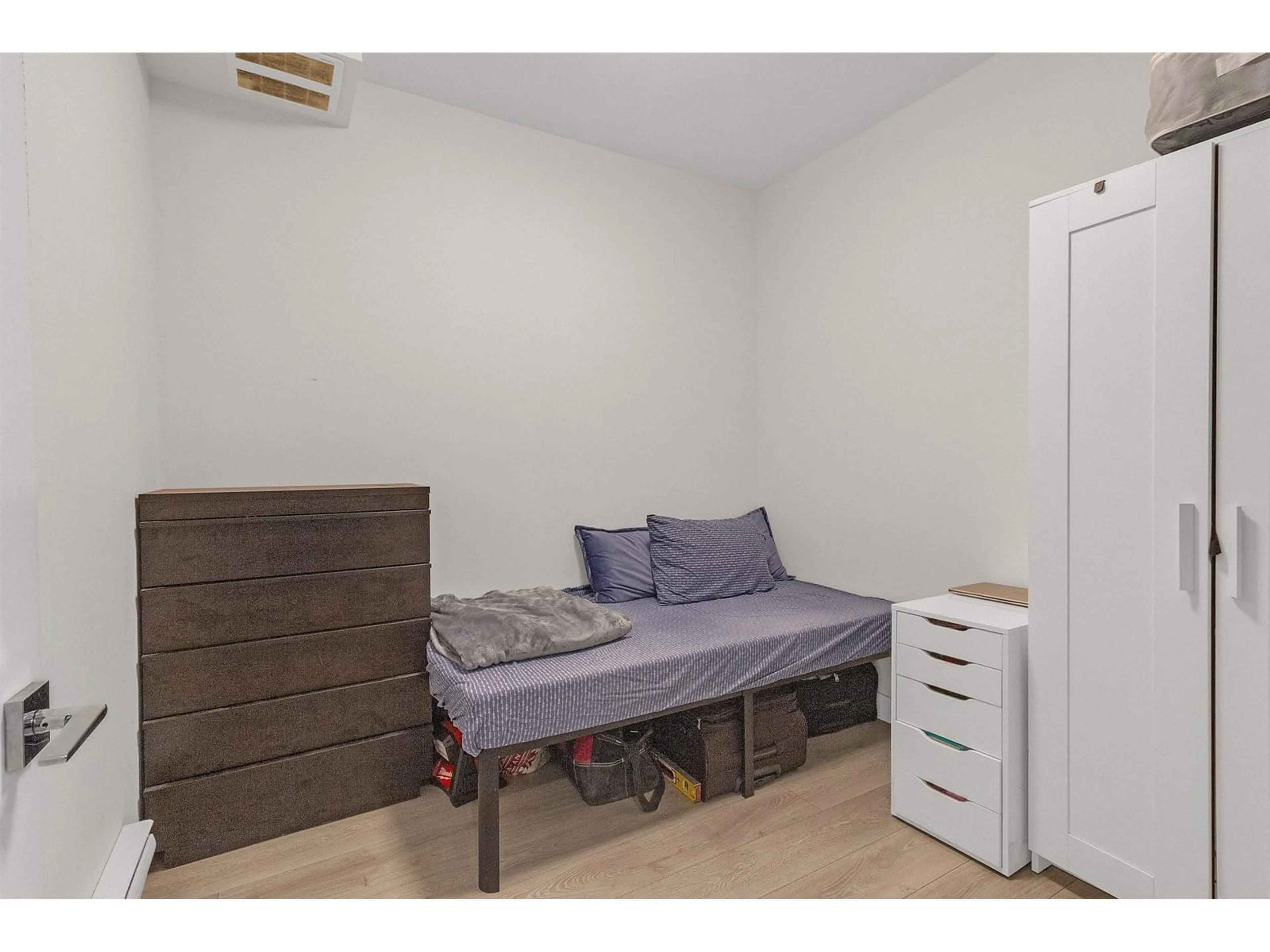 Bedroom with bed, wood/laminate floor for 405 - 14438 72 AVE, Surrey British Columbia V3S0B6