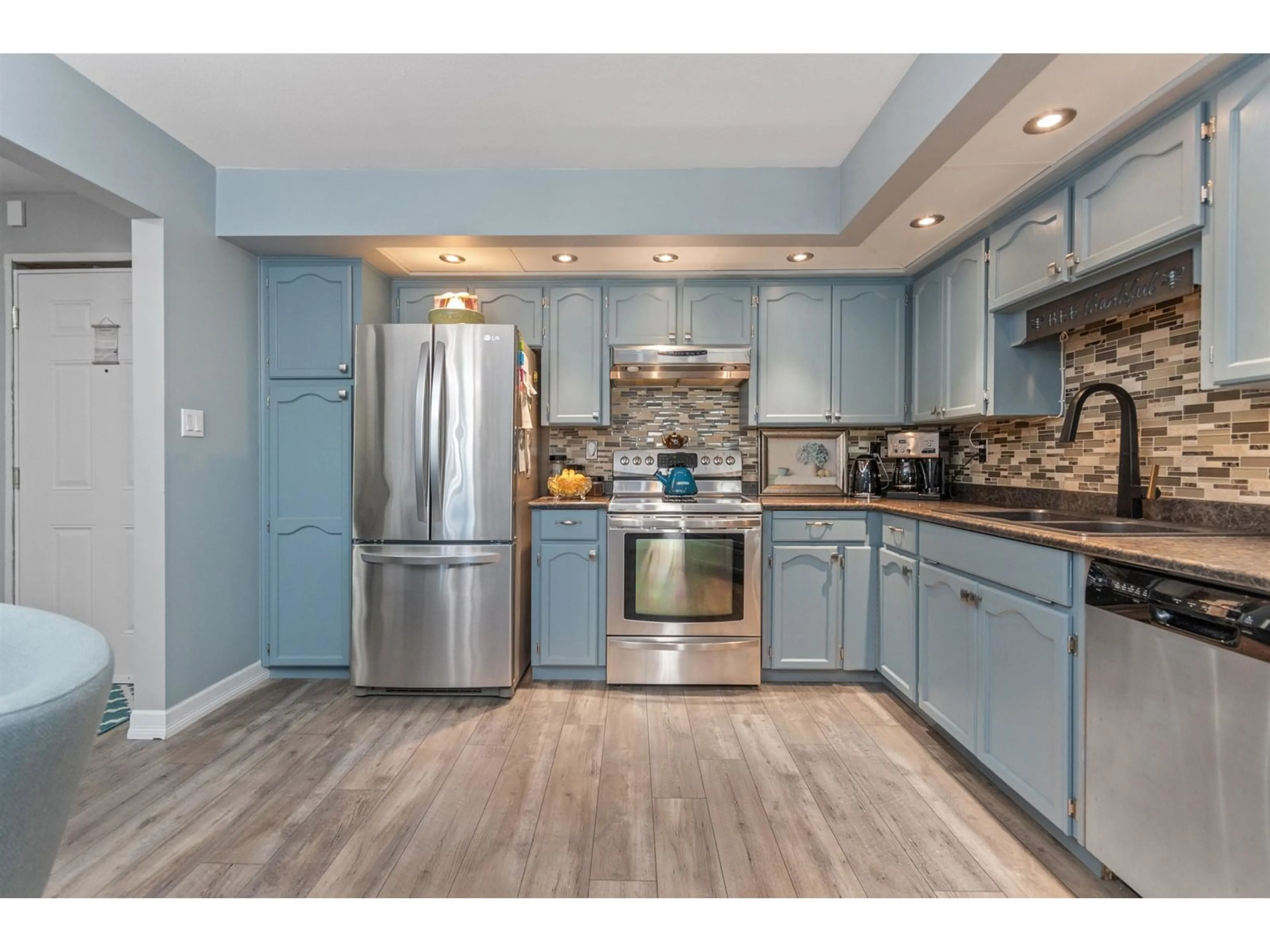 Open concept kitchen, unknown for 217 - 31930 OLD YALE, Abbotsford British Columbia V2T2C7