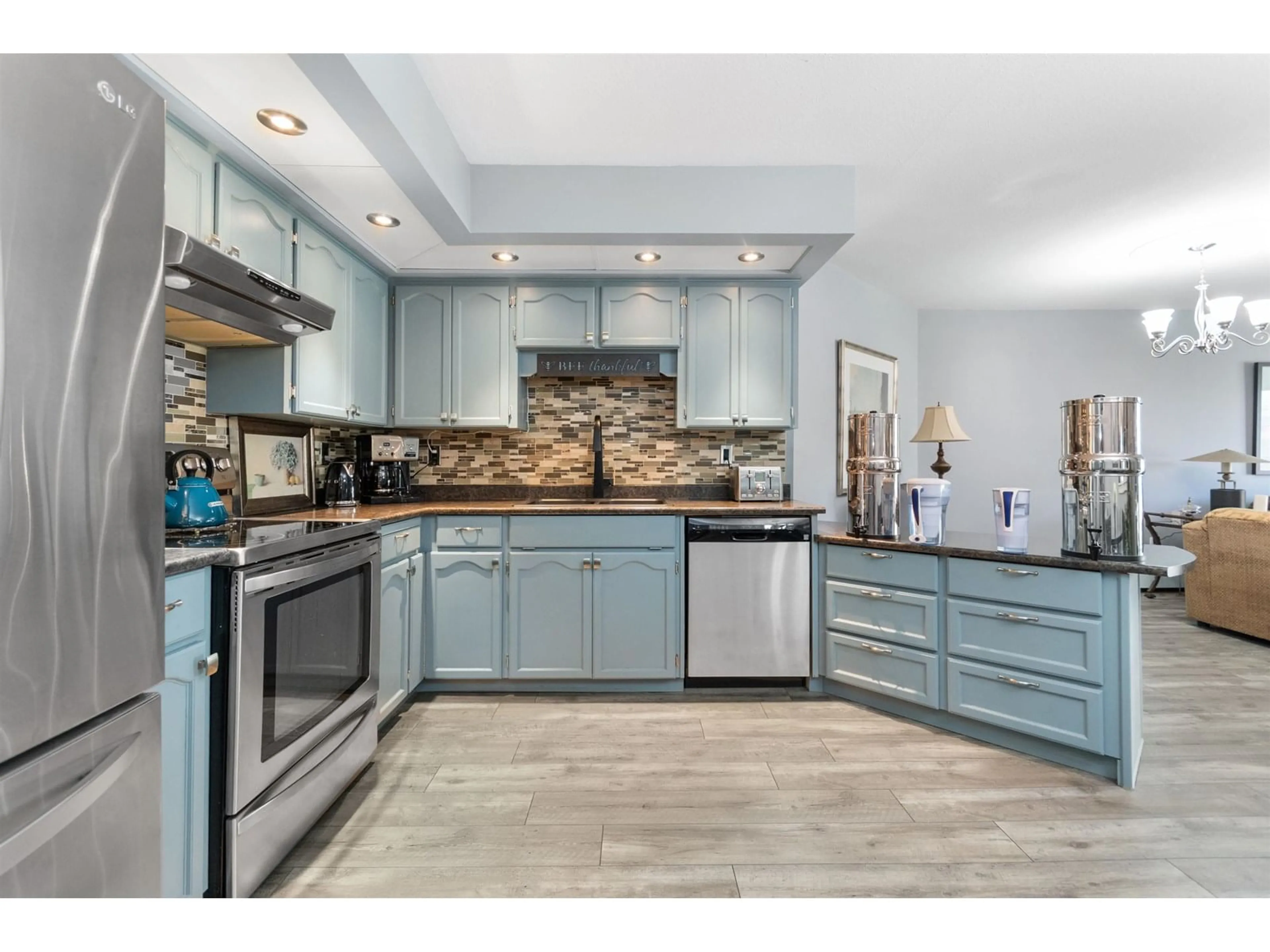 Open concept kitchen, ceramic/tile floor for 217 - 31930 OLD YALE, Abbotsford British Columbia V2T2C7