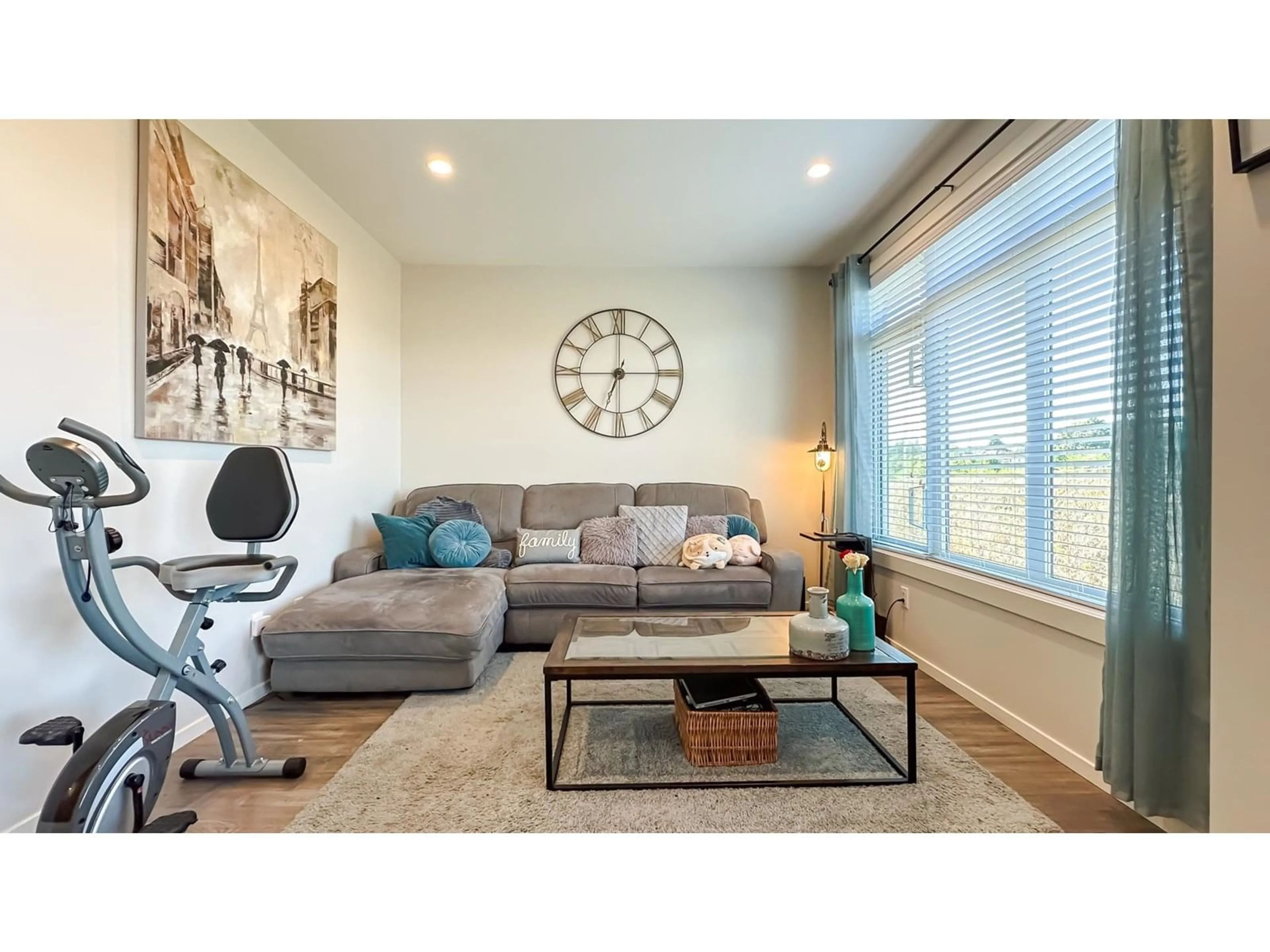 Living room with furniture, wood/laminate floor for 20 - 17557 100, Surrey British Columbia V4N6V5