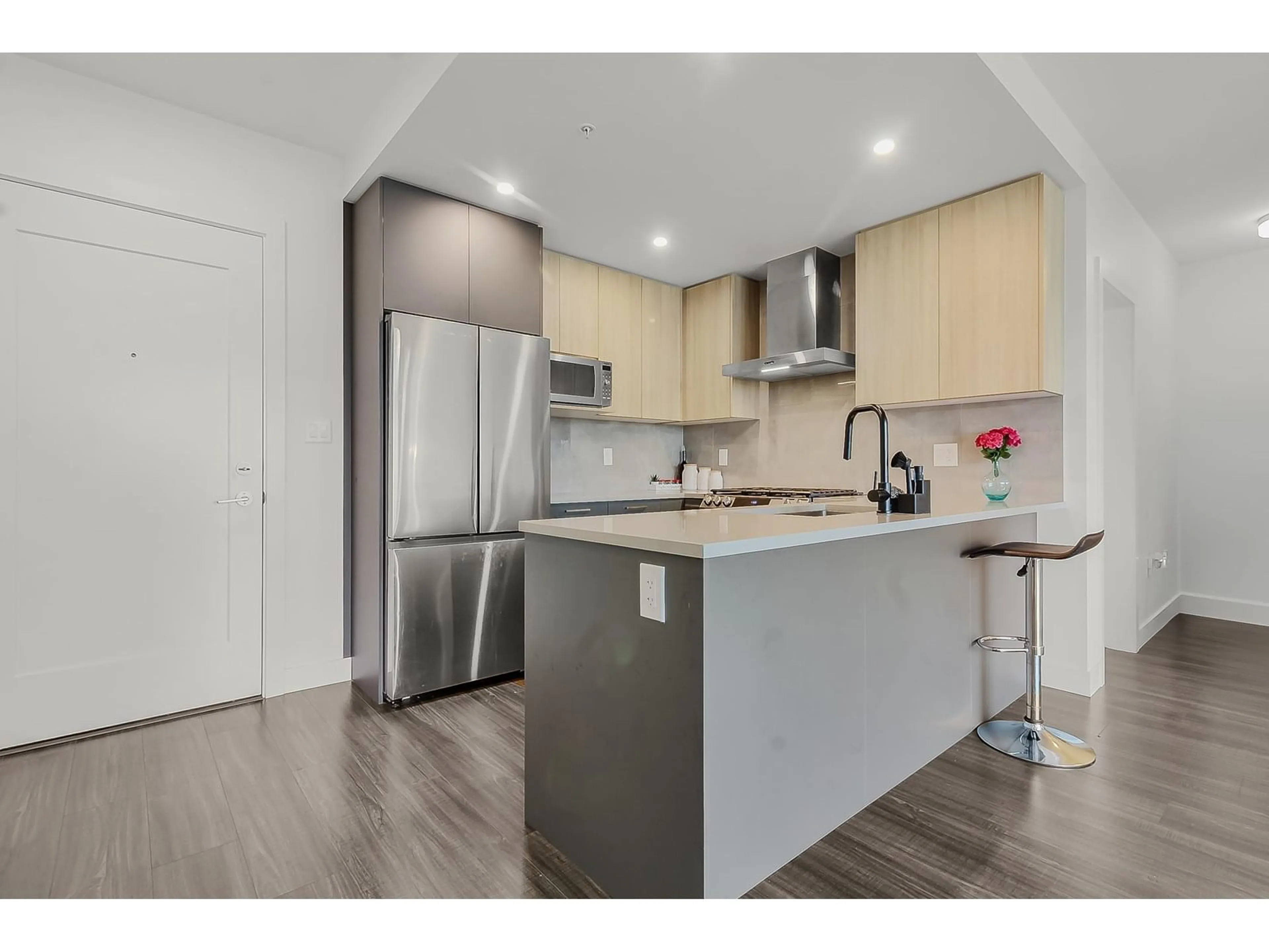 Open concept kitchen, wood/laminate floor for 206 - 31900 RAVEN, Mission British Columbia V2V0H5