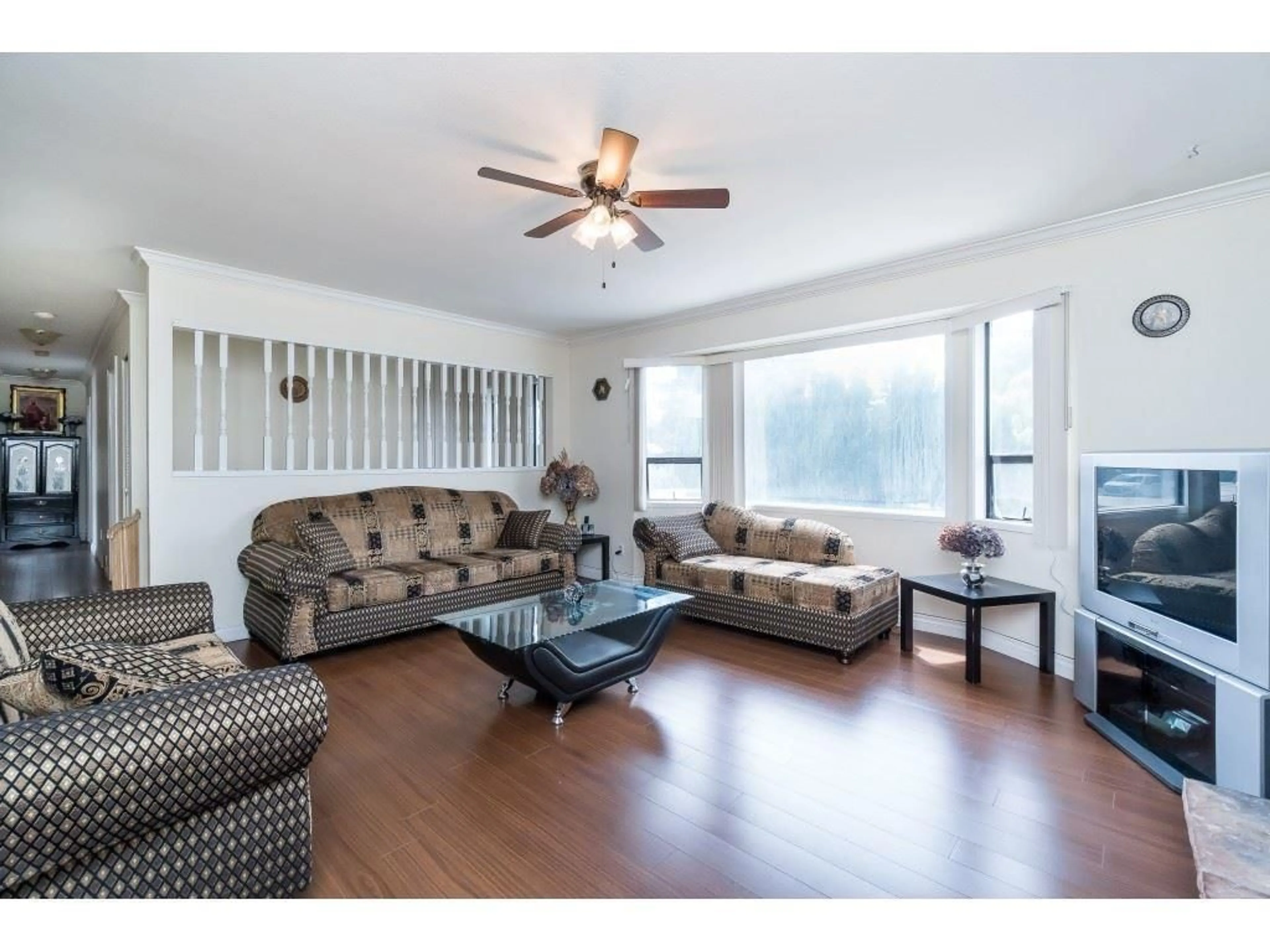 Living room with furniture, wood/laminate floor for 6174 132, Surrey British Columbia V3W4K8