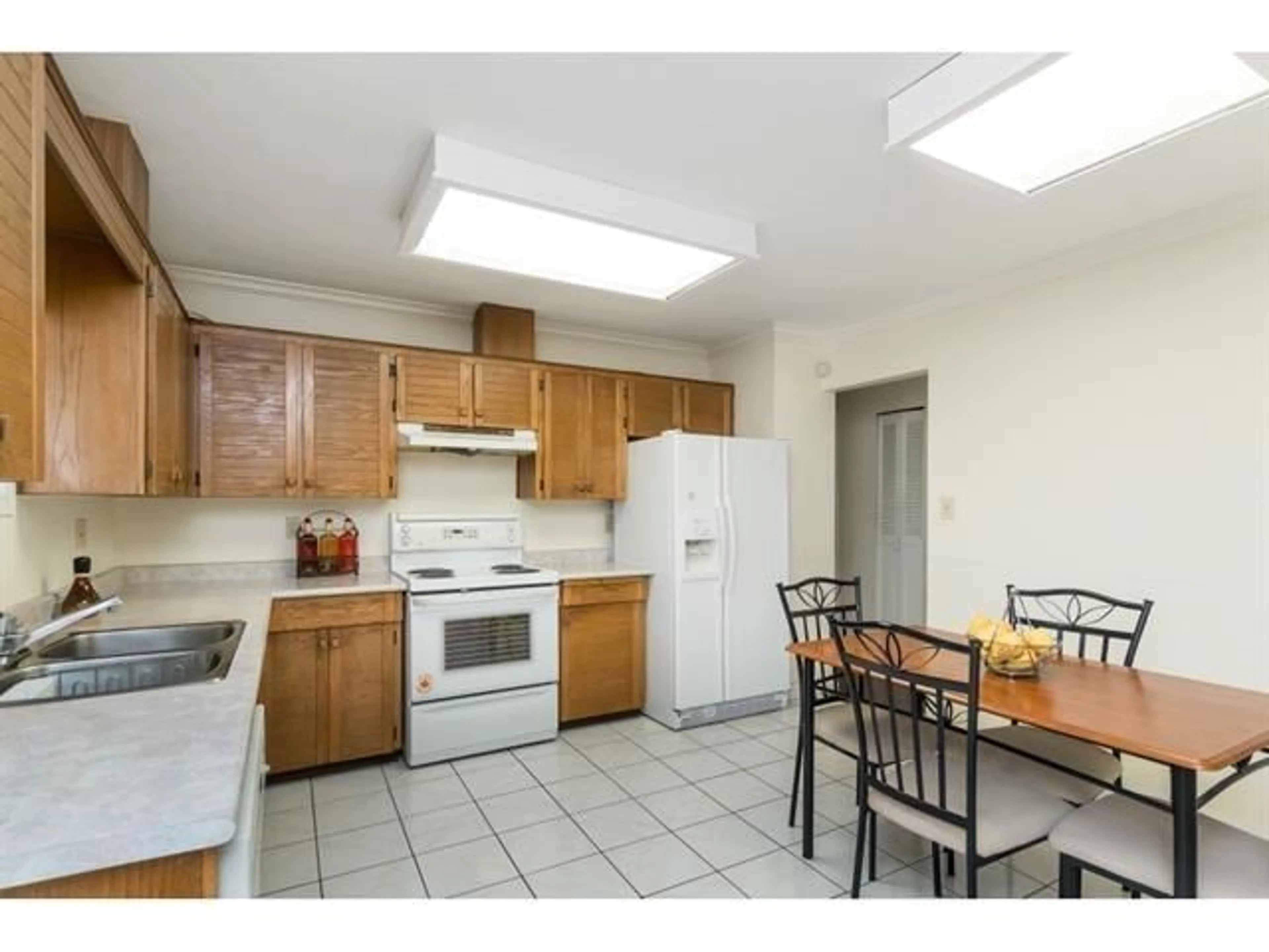 Standard kitchen, unknown for 6174 132, Surrey British Columbia V3W4K8