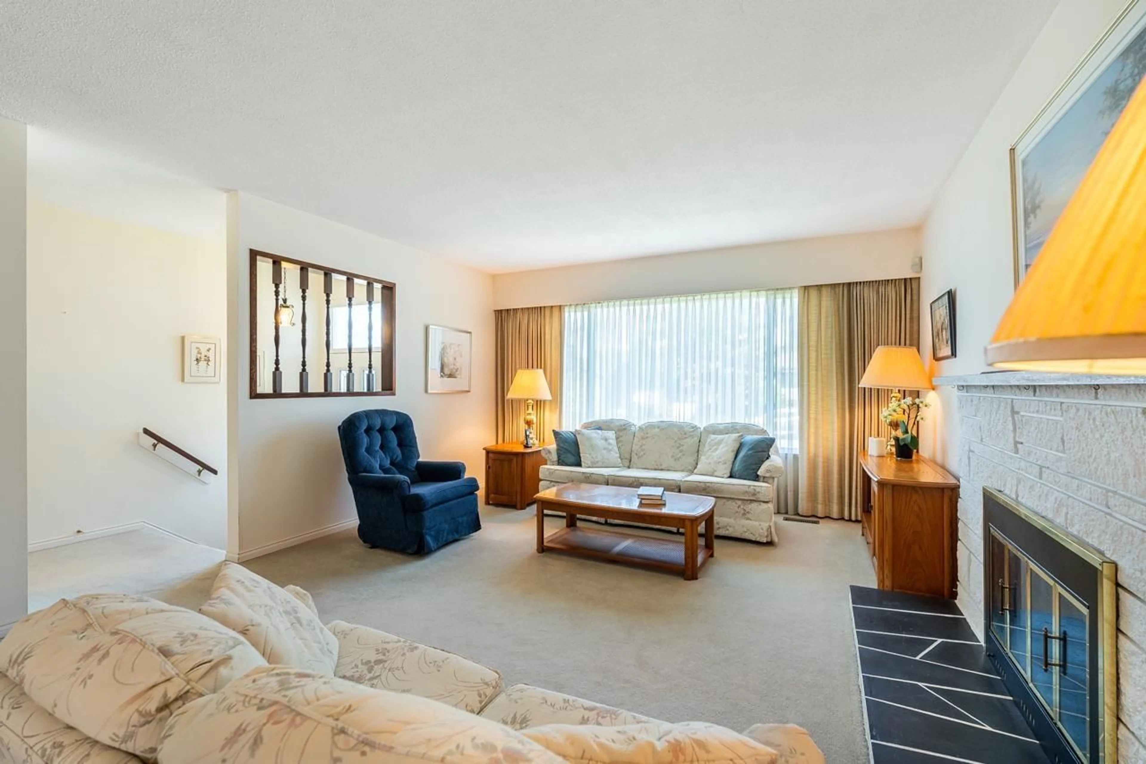 Living room with furniture, carpet floor for 11382 88A, Delta British Columbia V4C3E4