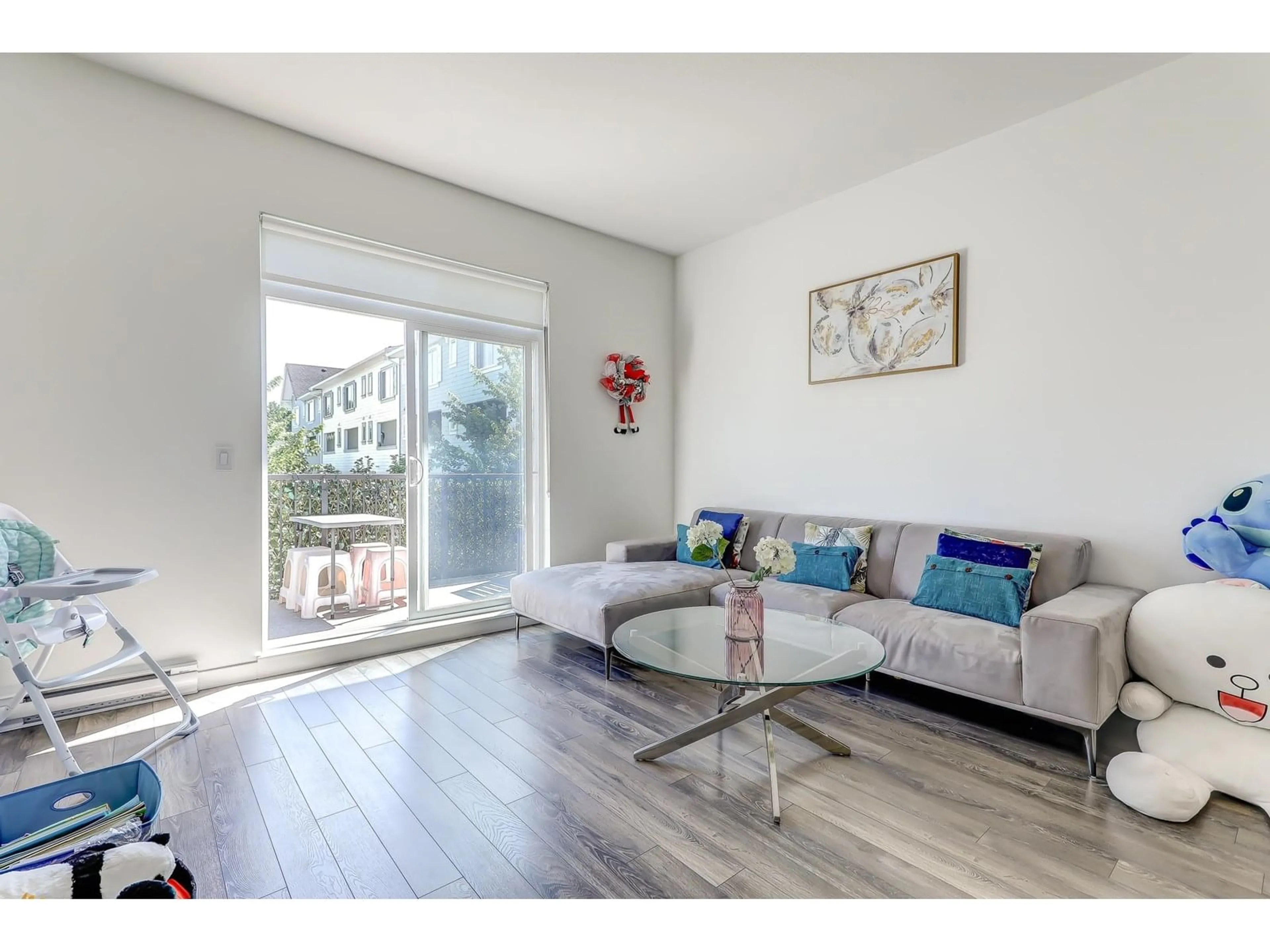 Living room with furniture, wood/laminate floor for 24 - 15487 99A, Surrey British Columbia V3R0G9
