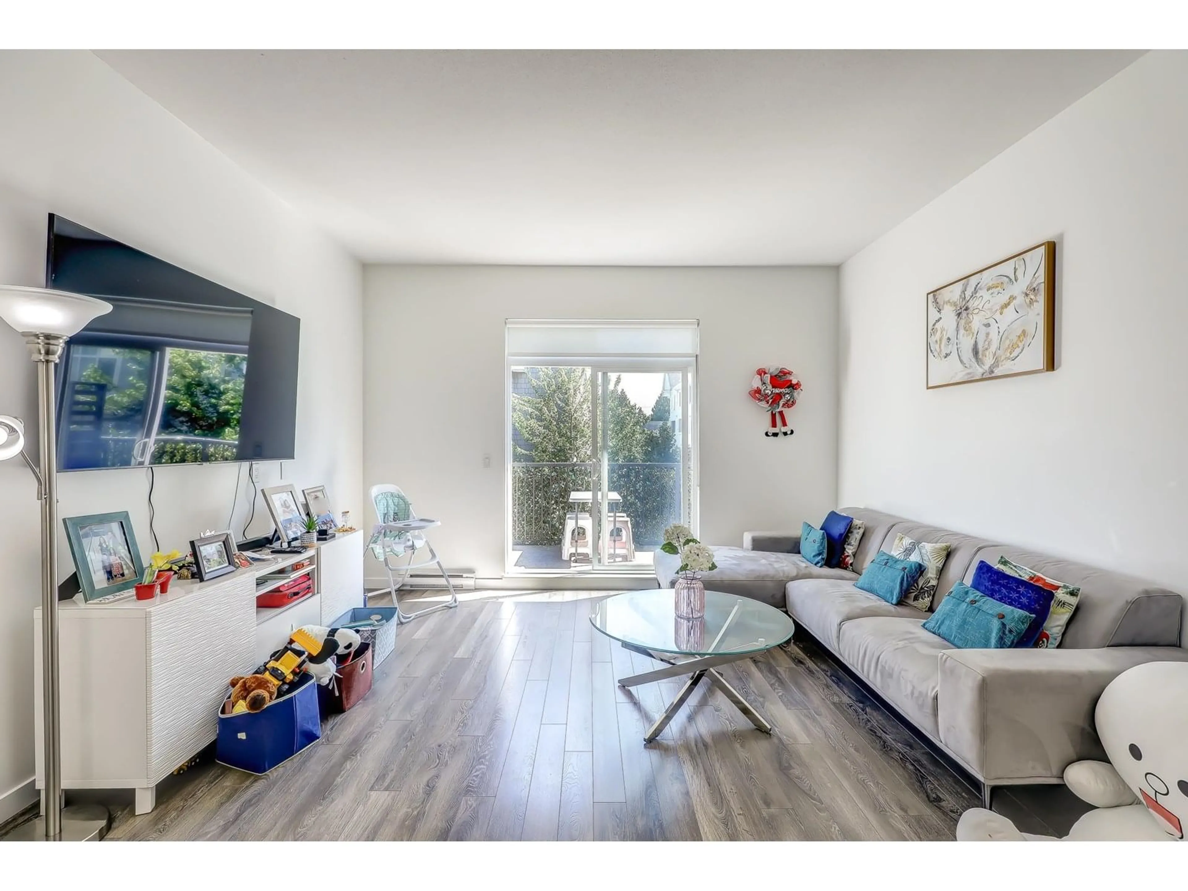Living room with furniture, unknown for 24 - 15487 99A, Surrey British Columbia V3R0G9