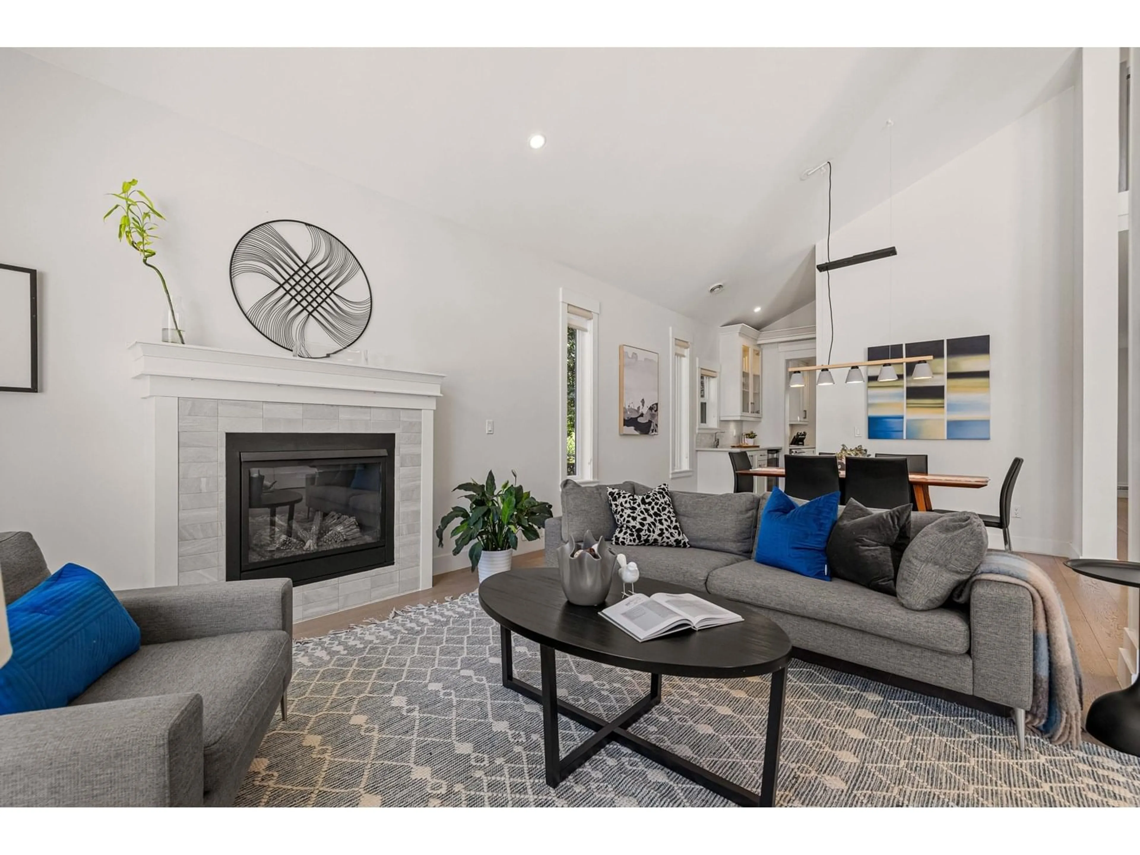 Living room with furniture, unknown for 1571 136, Surrey British Columbia V4A5H3
