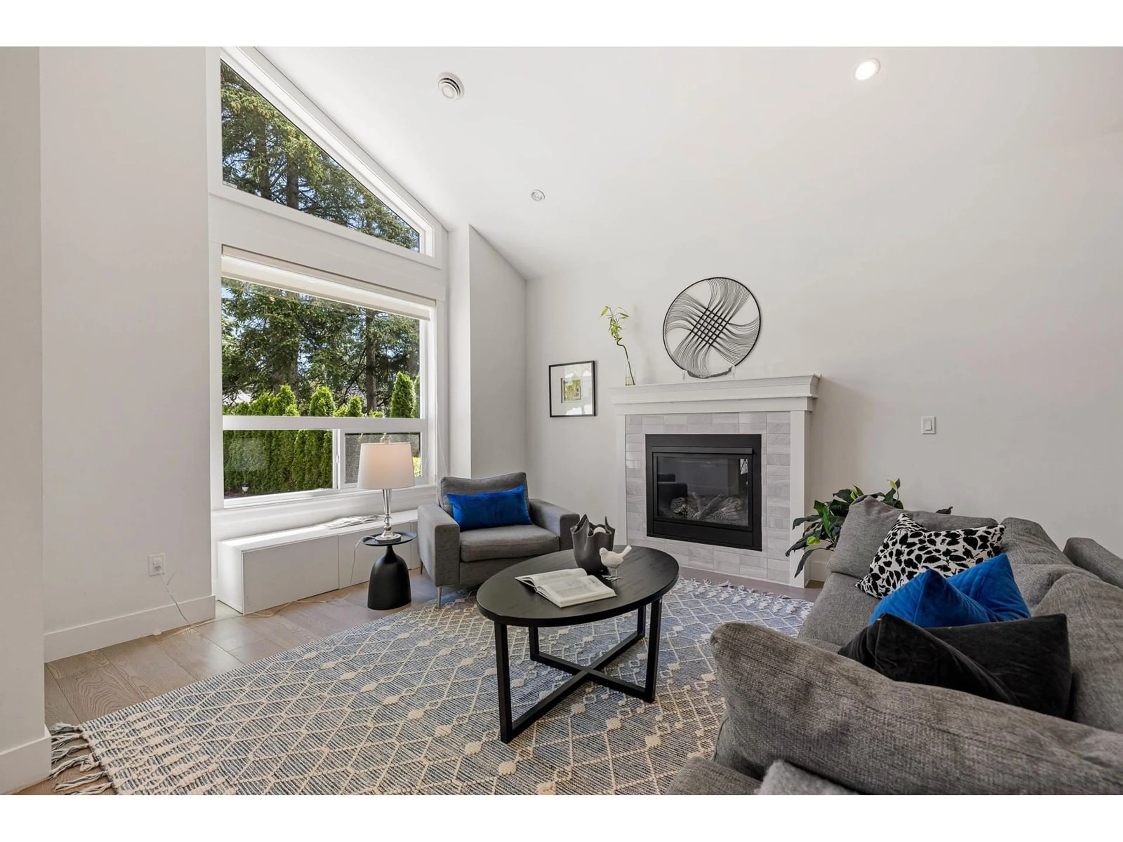Living room with furniture, unknown for 1571 136, Surrey British Columbia V4A5H3