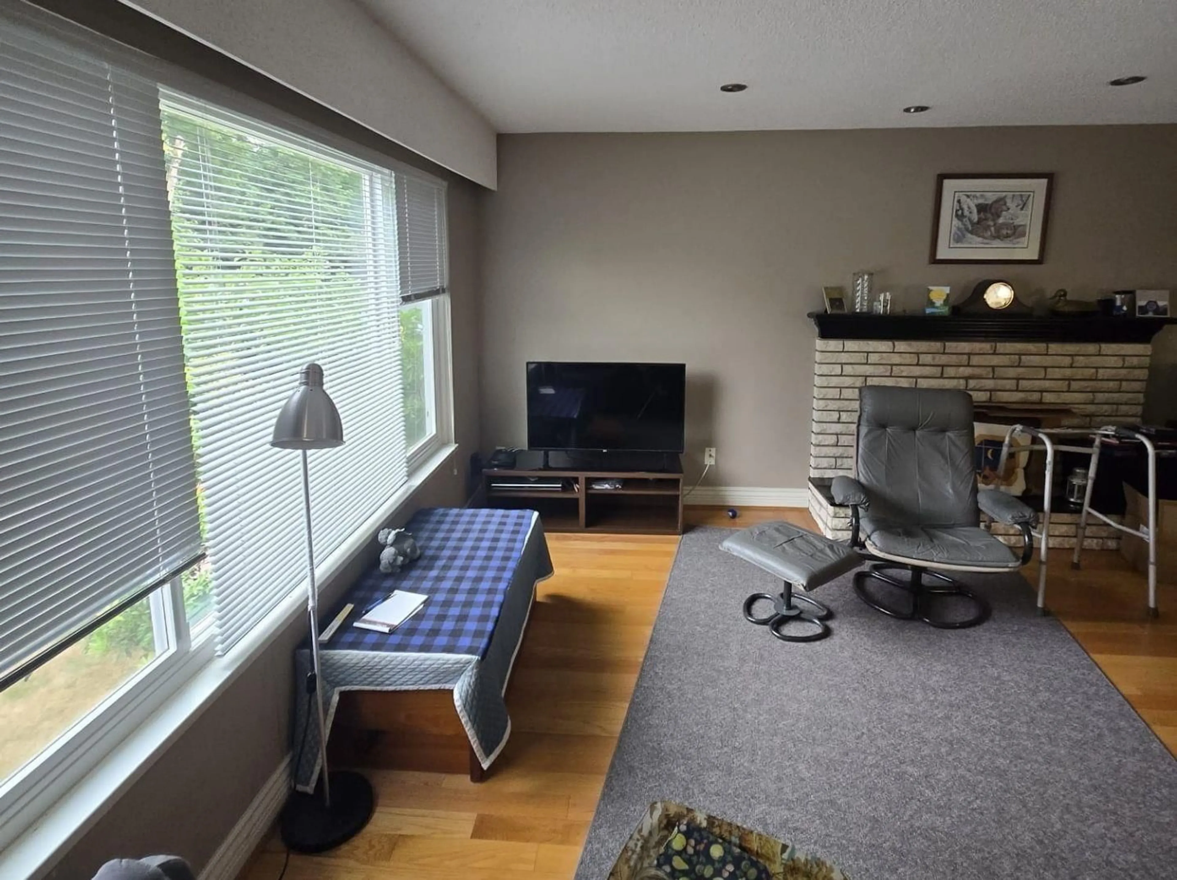 Living room with furniture, unknown for 13934 TALLON, Surrey British Columbia V3V5X8