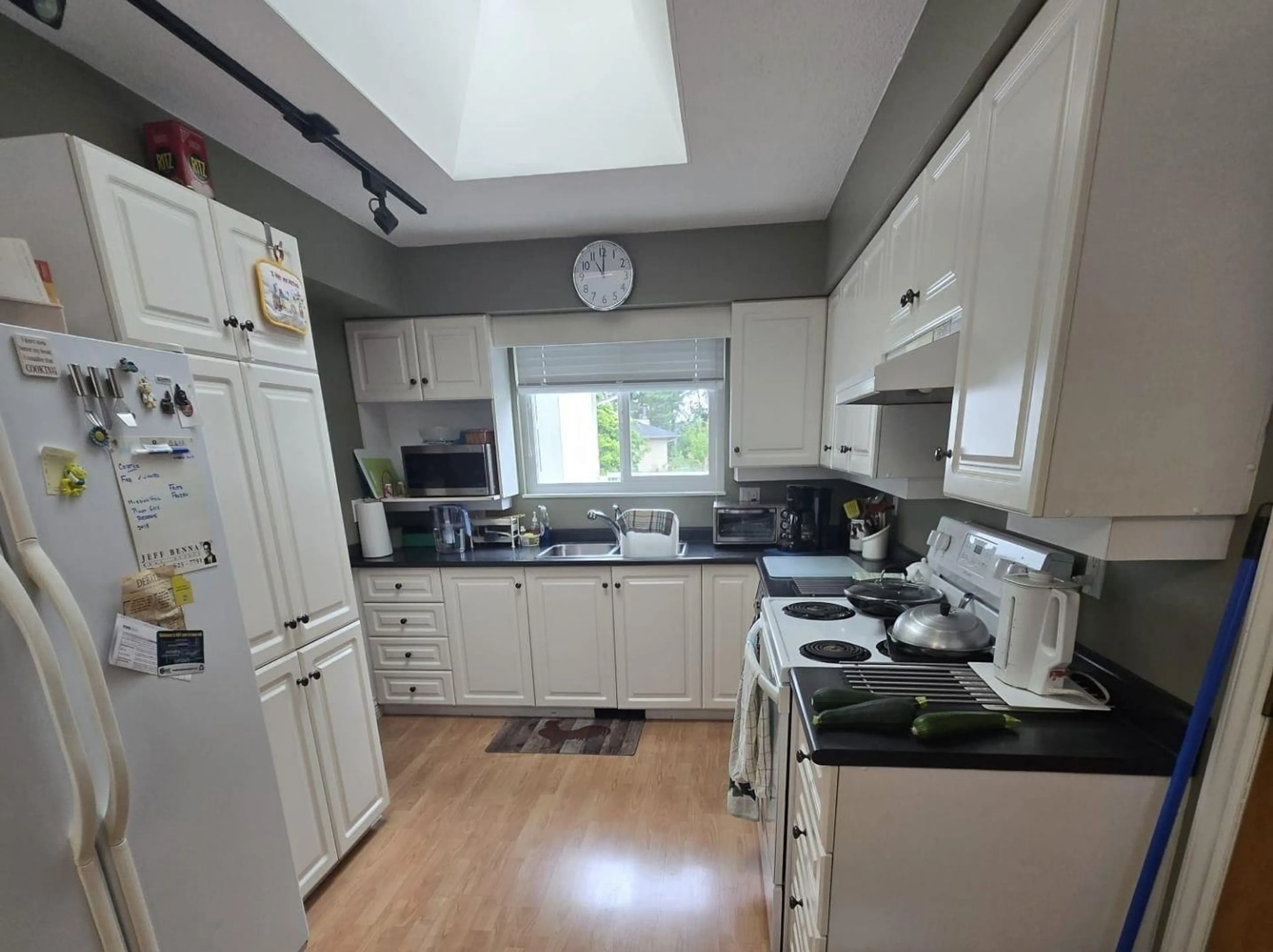 Standard kitchen, unknown for 13934 TALLON, Surrey British Columbia V3V5X8